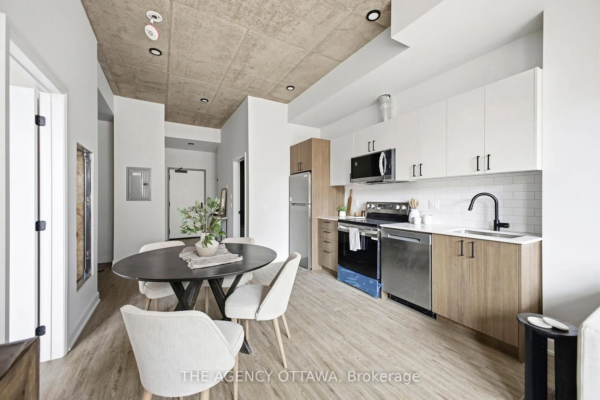 Photo 3 of Unit 401, 56 Bayswater Avenue, Ottawa, Hintonburg — HOMEH