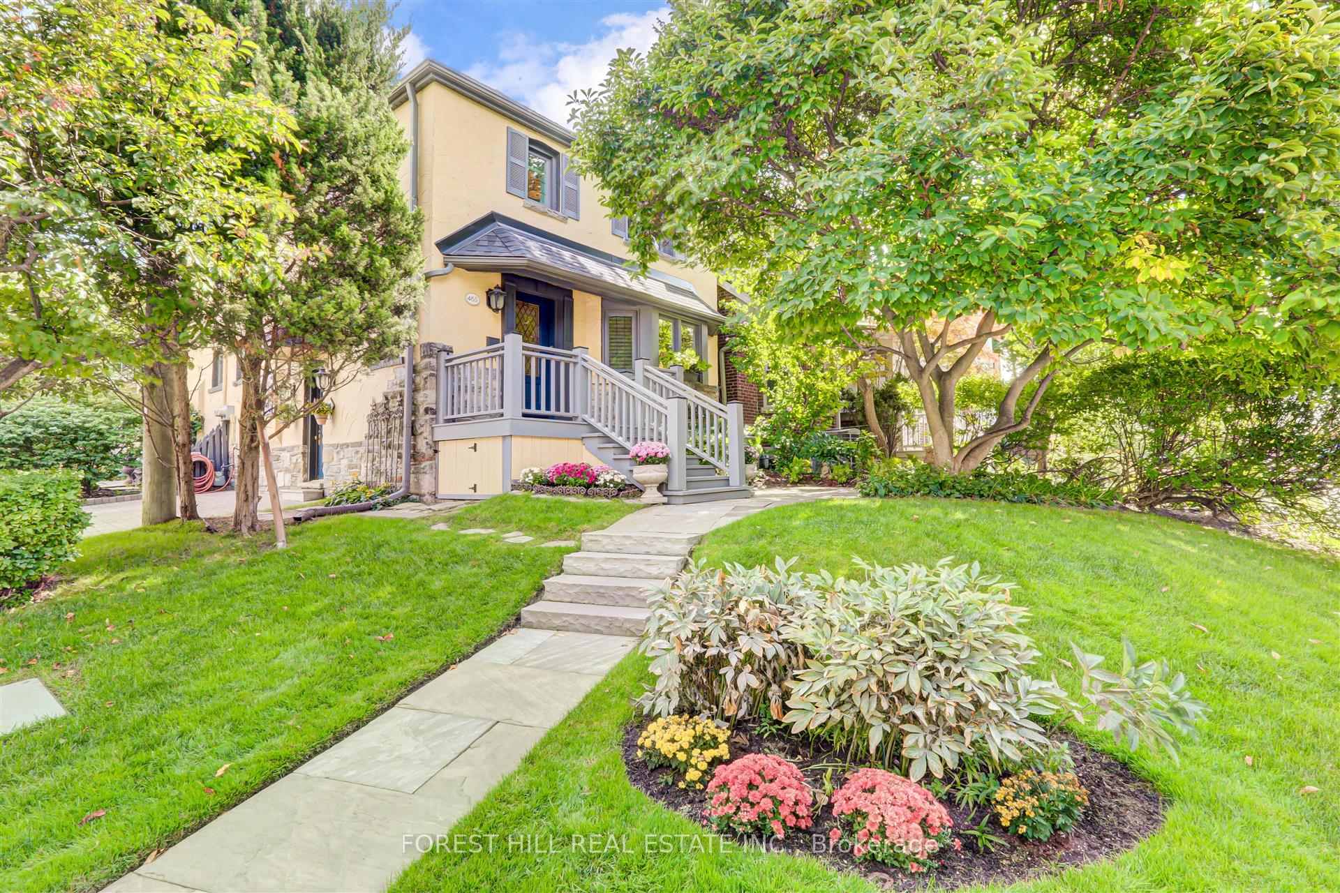 Front of 465 Spadina Road
