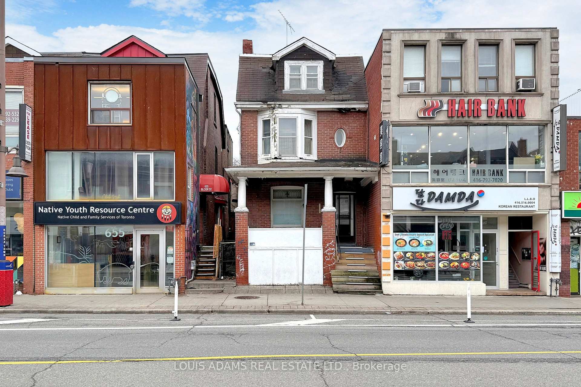 Front of 657 Bloor Street W