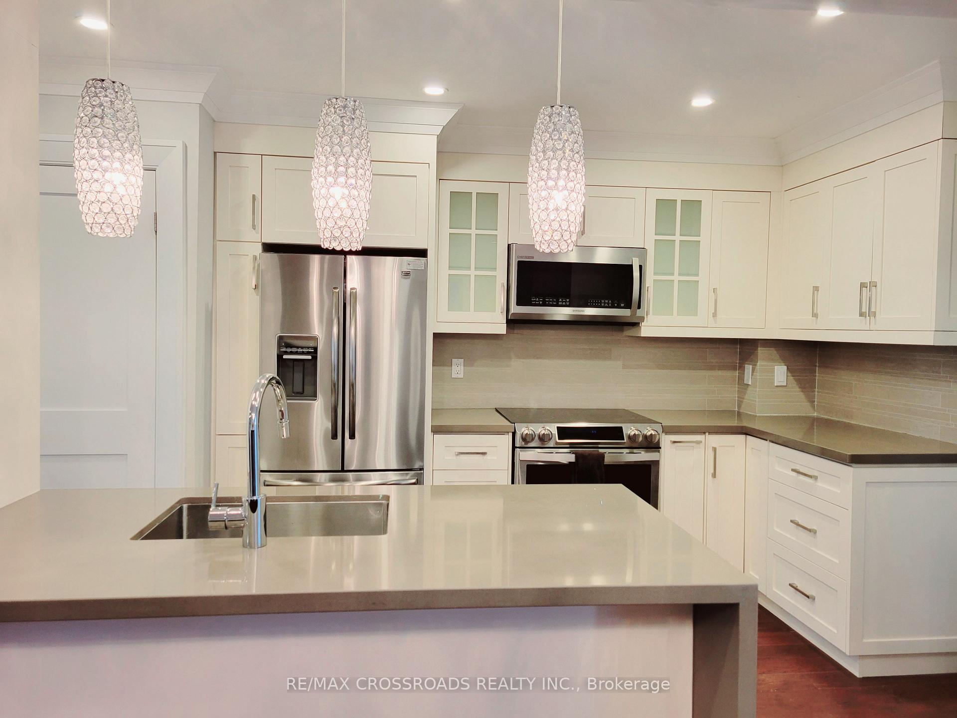 Photo 5 of 11 Maxwell Avenue, Toronto, Yonge-Eglinton — HOMEH
