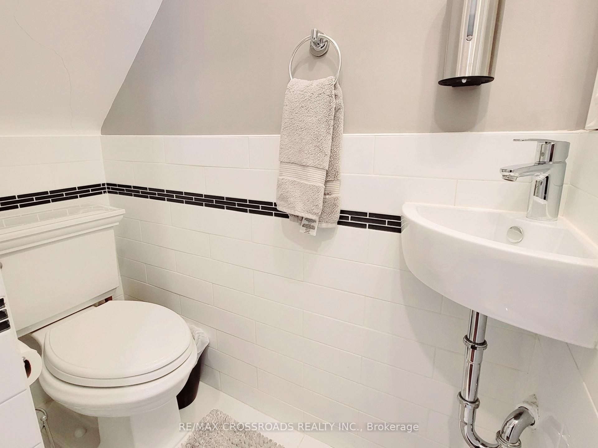 Photo 9 of 11 Maxwell Avenue, Toronto, Yonge-Eglinton — HOMEH