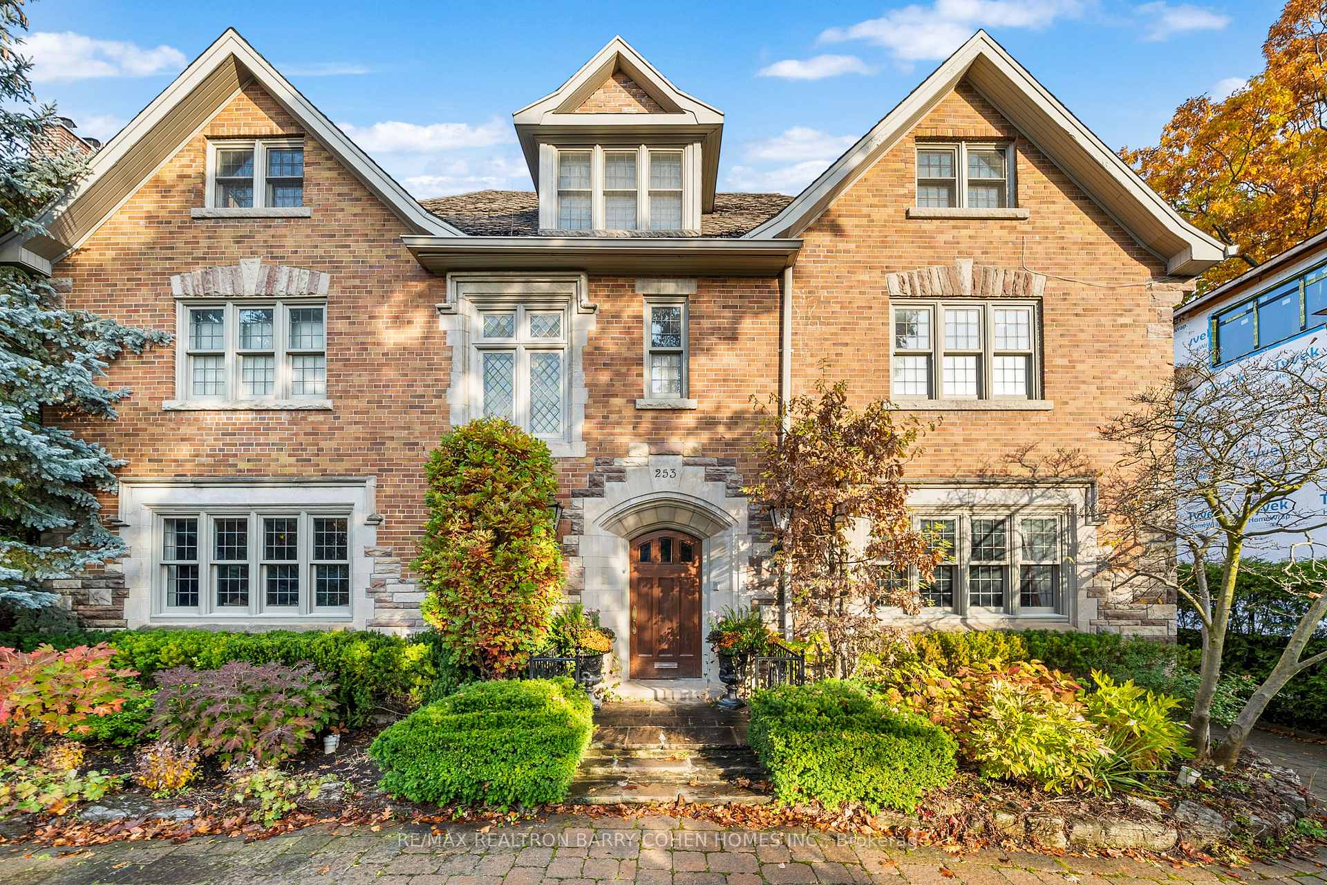 Front of 253 Dunvegan Road