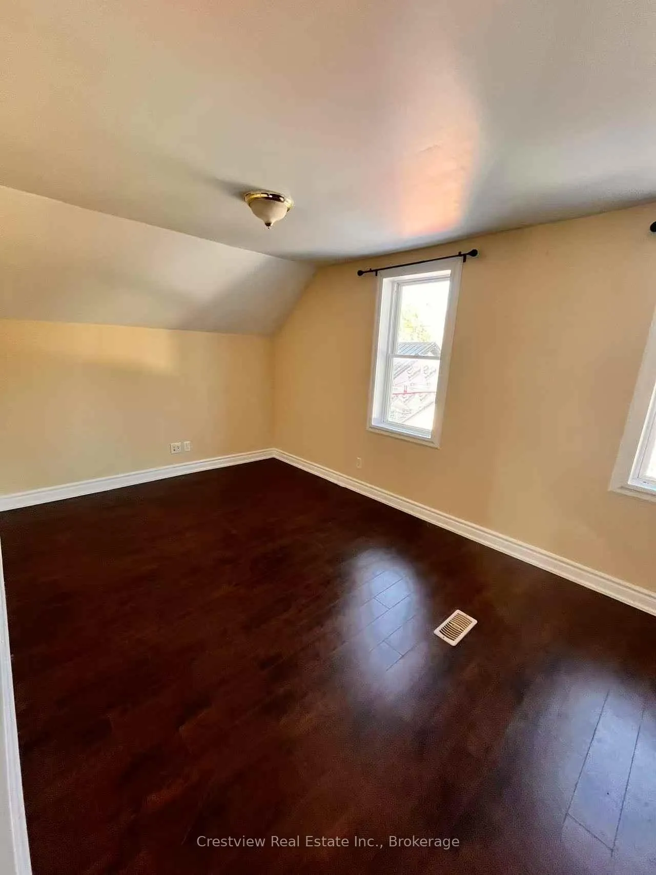Photo 14 of 96 John Street, Barrie, Sanford — HOMEH