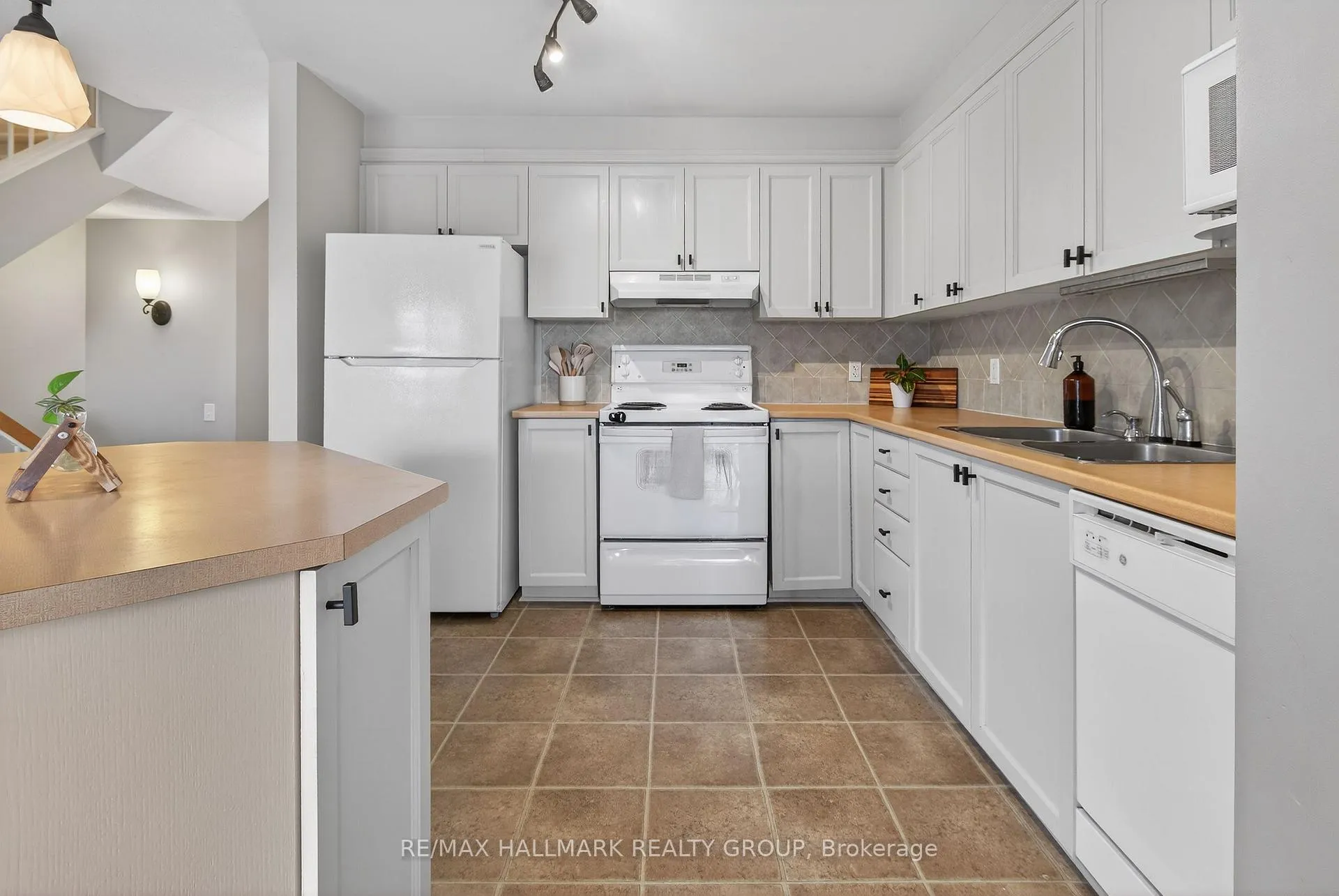 Photo 5 of Unit 74, 404 Hillsboro Private, Ottawa, Kanata - Emerald Meadows/Trailwest — HOMEH
