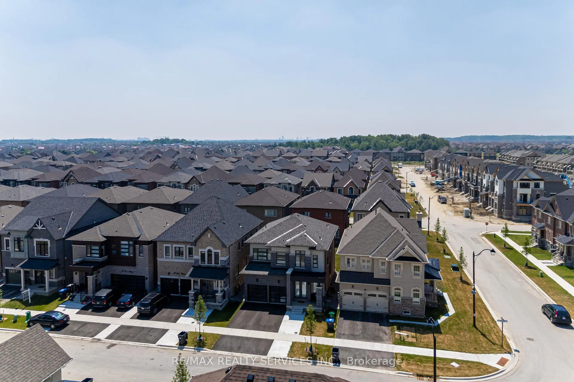 Photo 2 of 40 Icon Street, Brampton, Sandringham-Wellington North — HOMEH