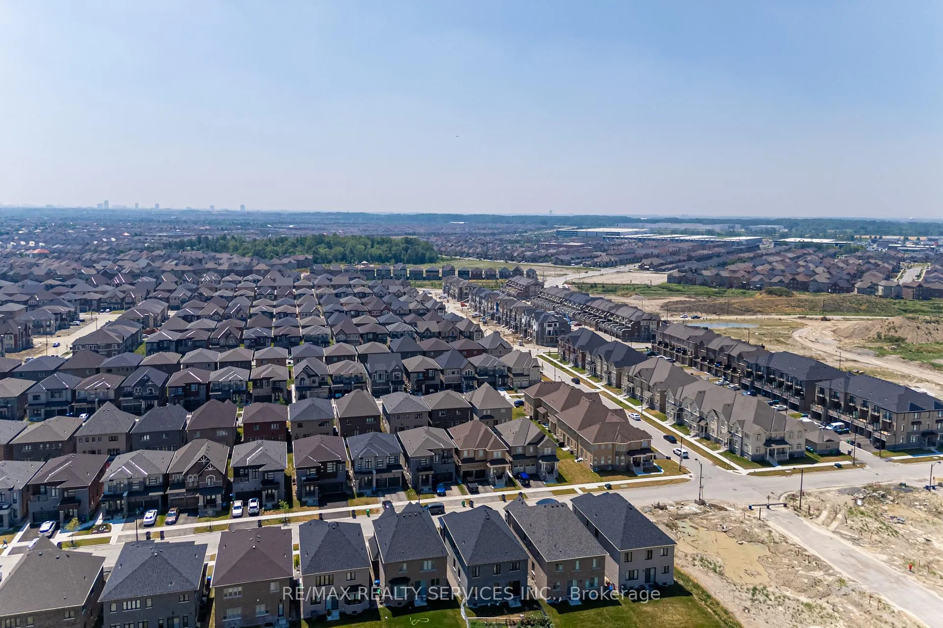 Photo 3 of 40 Icon Street, Brampton, Sandringham-Wellington North — HOMEH