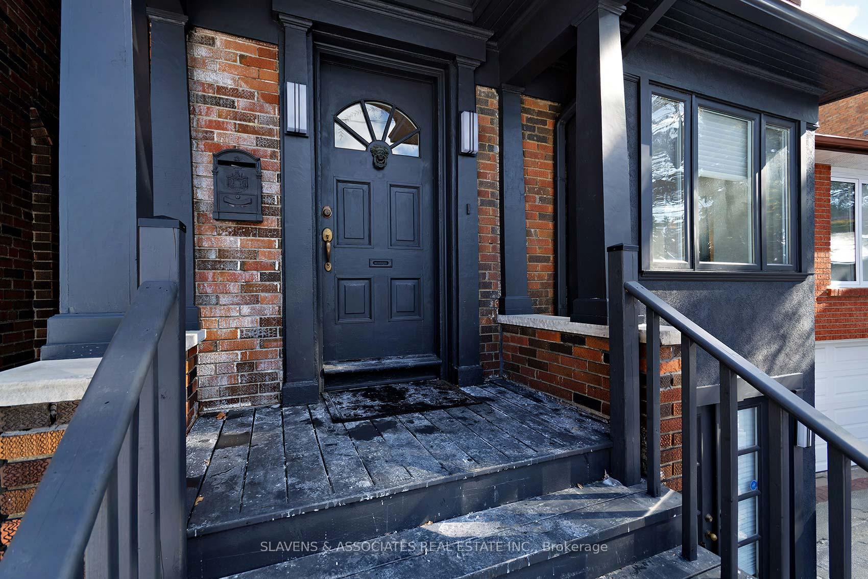 Photo 5 of 25 Dundurn Crescent, Toronto, Oakwood Village — HOMEH