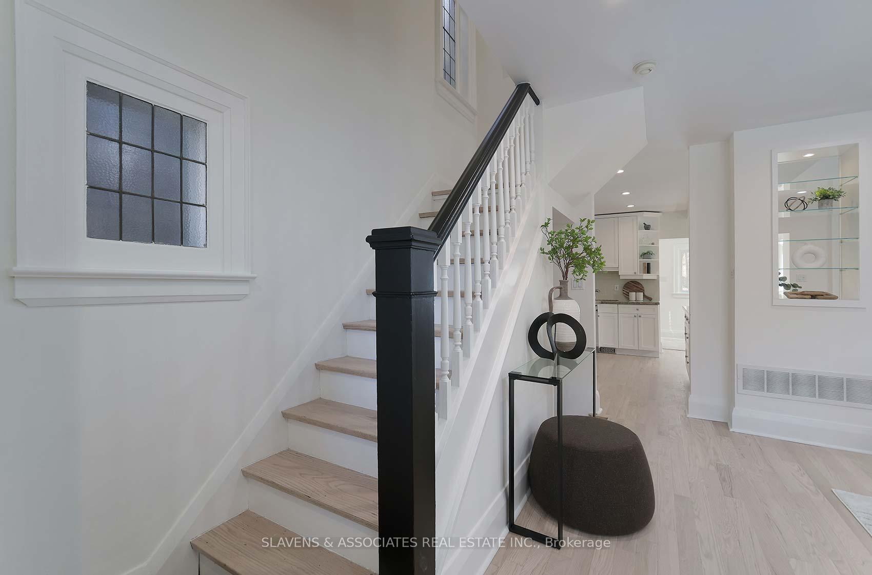 Photo 17 of 25 Dundurn Crescent, Toronto, Oakwood Village — HOMEH