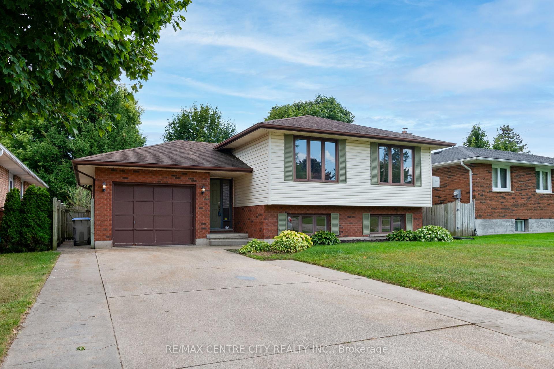Photo 1 of 4 Arvaleigh End, Strathroy-Caradoc, NW — HOMEH