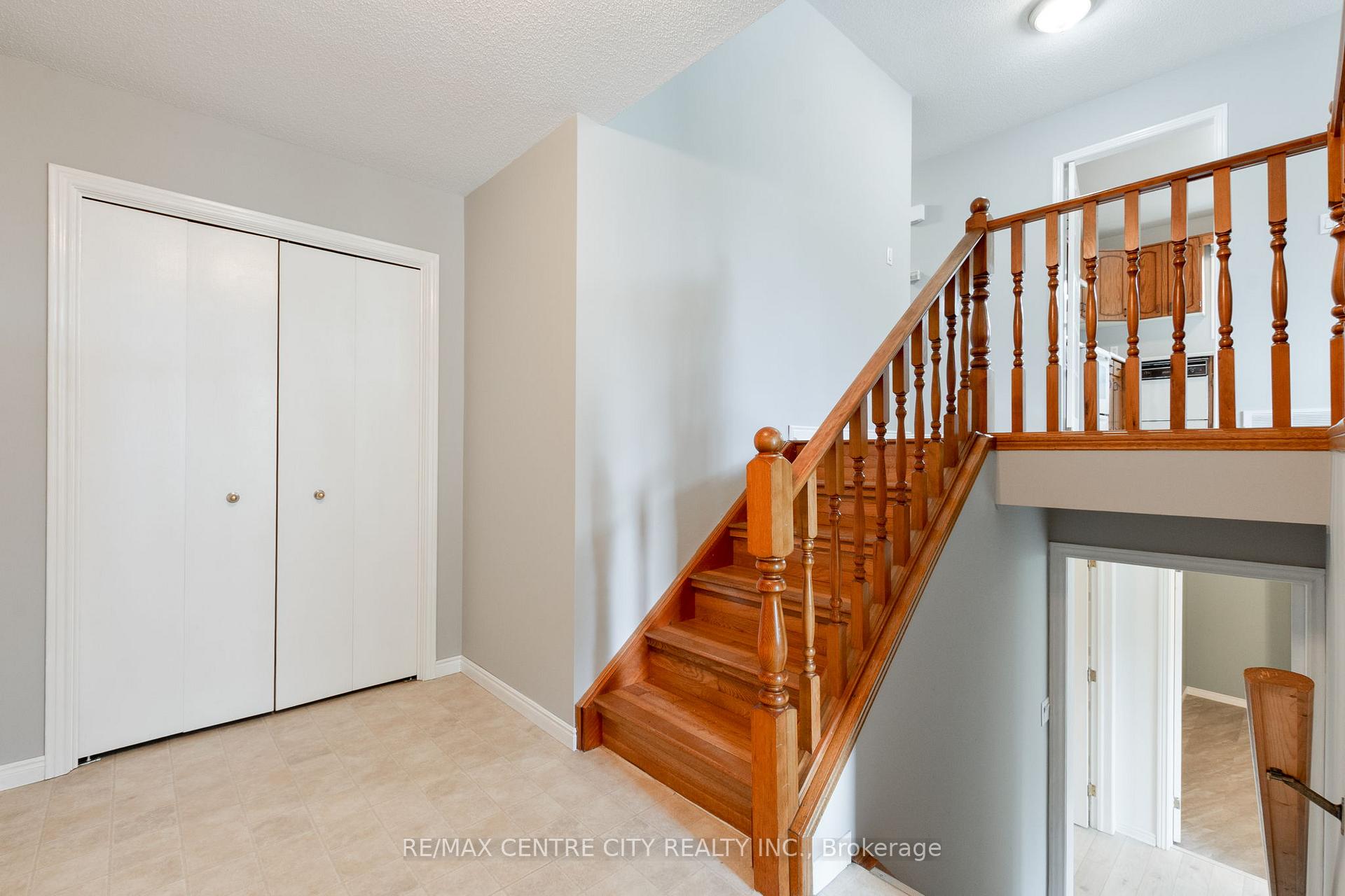 Photo 5 of 4 Arvaleigh End, Strathroy-Caradoc, NW — HOMEH