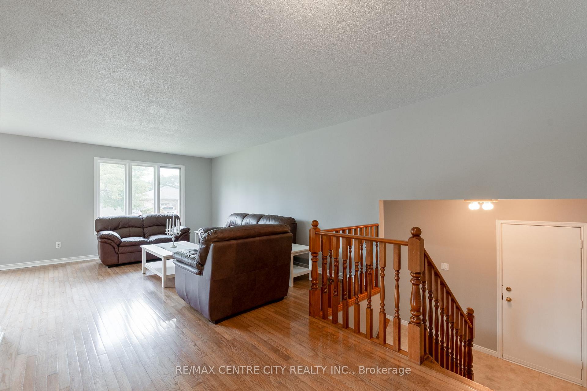 Photo 6 of 4 Arvaleigh End, Strathroy-Caradoc, NW — HOMEH
