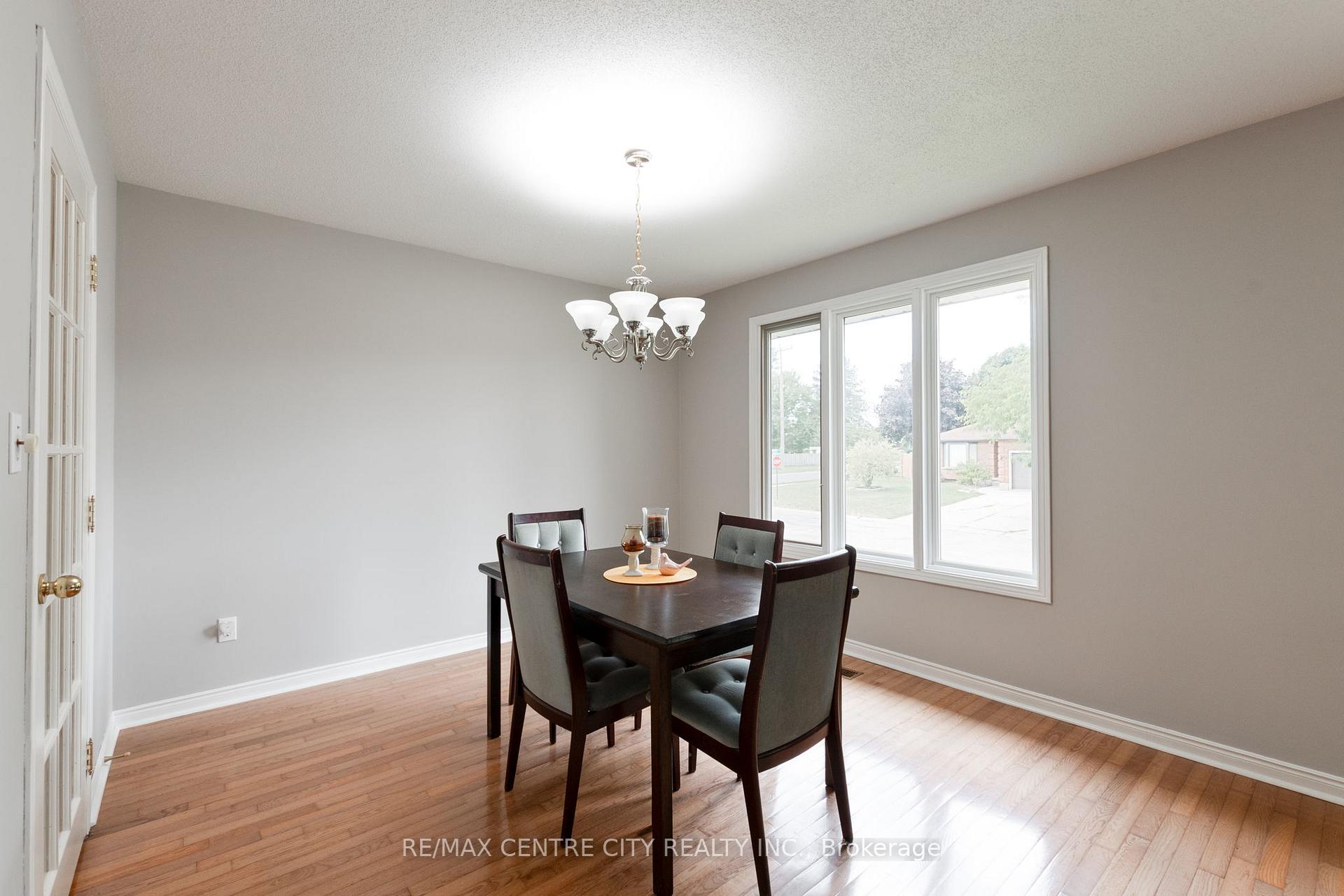 Photo 9 of 4 Arvaleigh End, Strathroy-Caradoc, NW — HOMEH