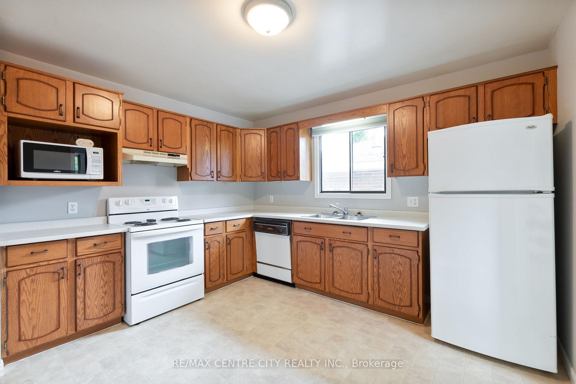 Photo 13 of 4 Arvaleigh End, Strathroy-Caradoc, NW — HOMEH