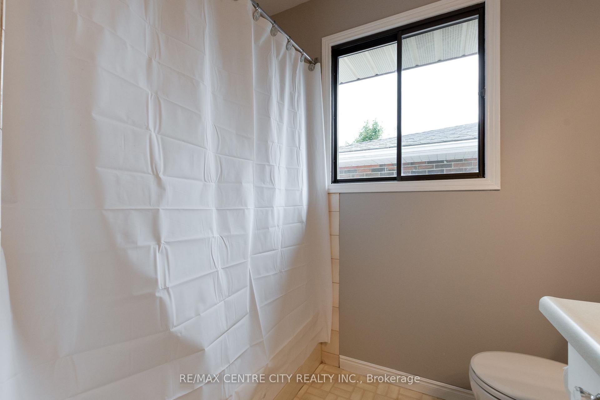 Photo 16 of 4 Arvaleigh End, Strathroy-Caradoc, NW — HOMEH