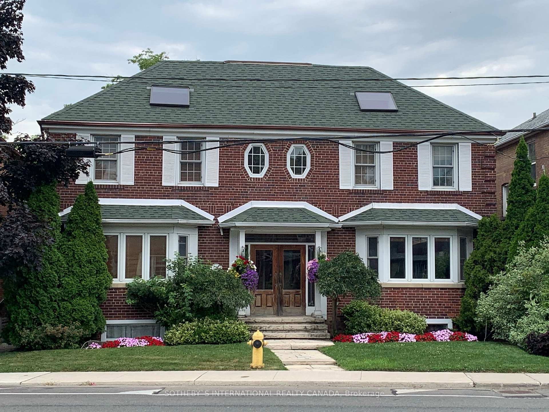 Front of 1230 Avenue Road