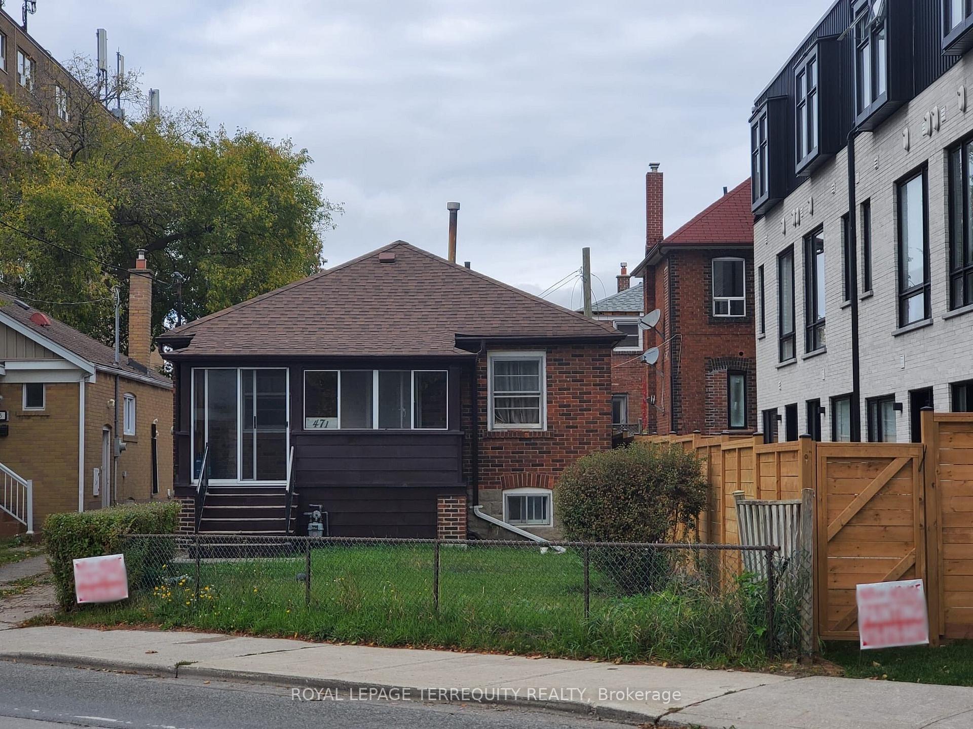 Front of 471 Vaughan Road