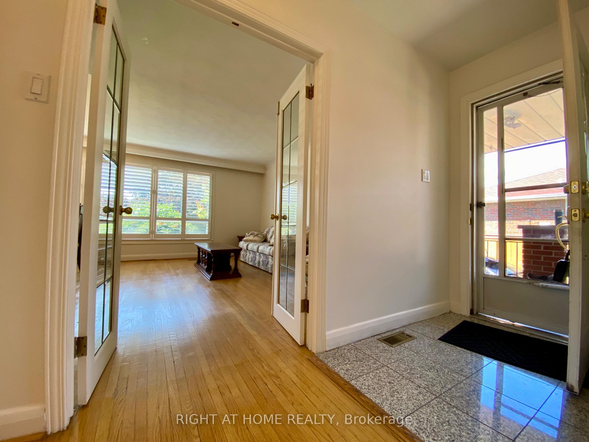 Photo 2 of 37 Gooderham Drive, Scarborough, Wexford-Maryvale — HOMEH