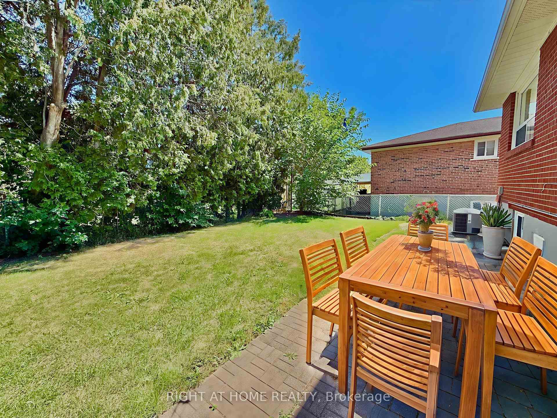 Photo 10 of 37 Gooderham Drive, Scarborough, Wexford-Maryvale — HOMEH