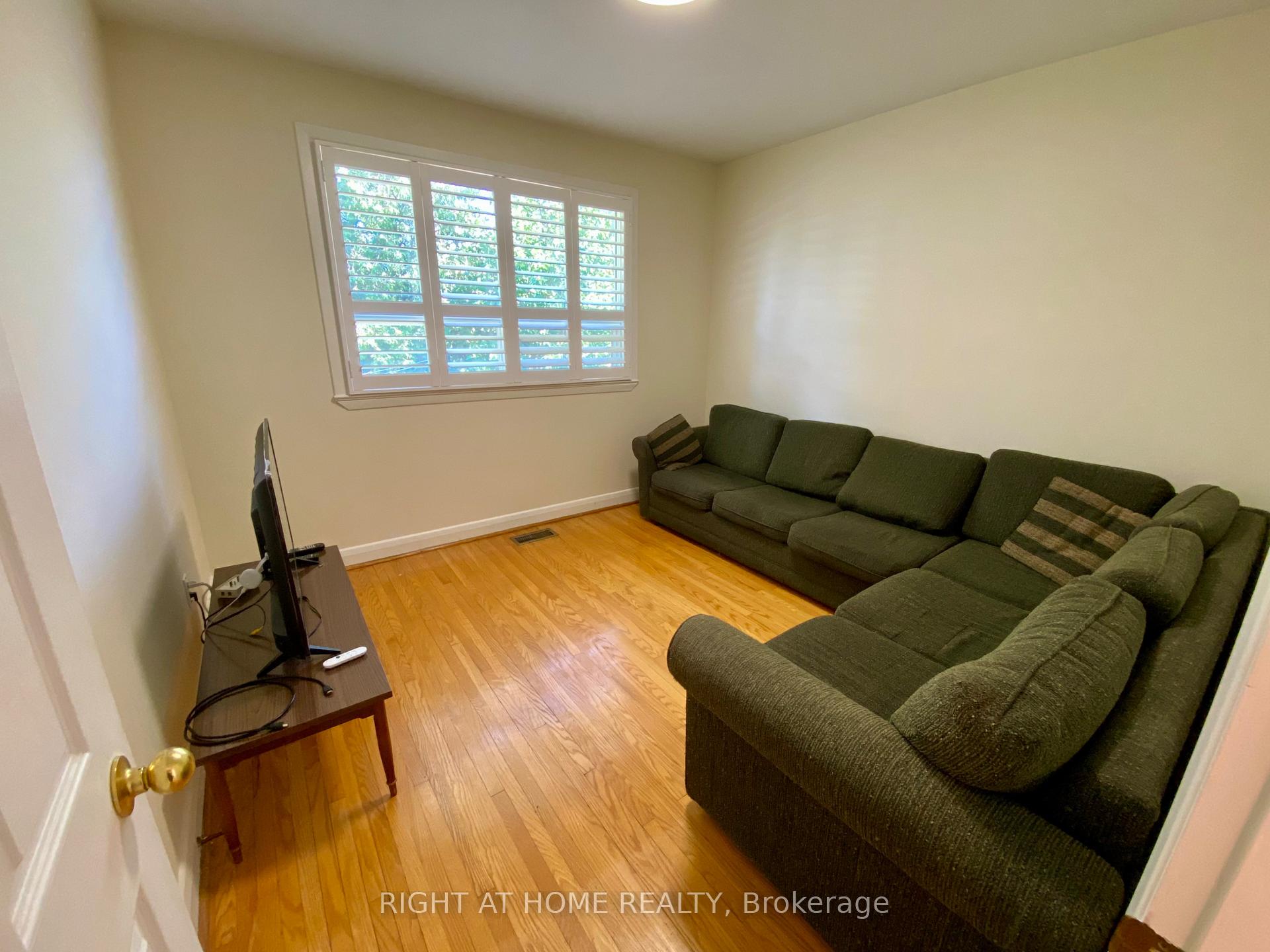 Photo 15 of 37 Gooderham Drive, Scarborough, Wexford-Maryvale — HOMEH
