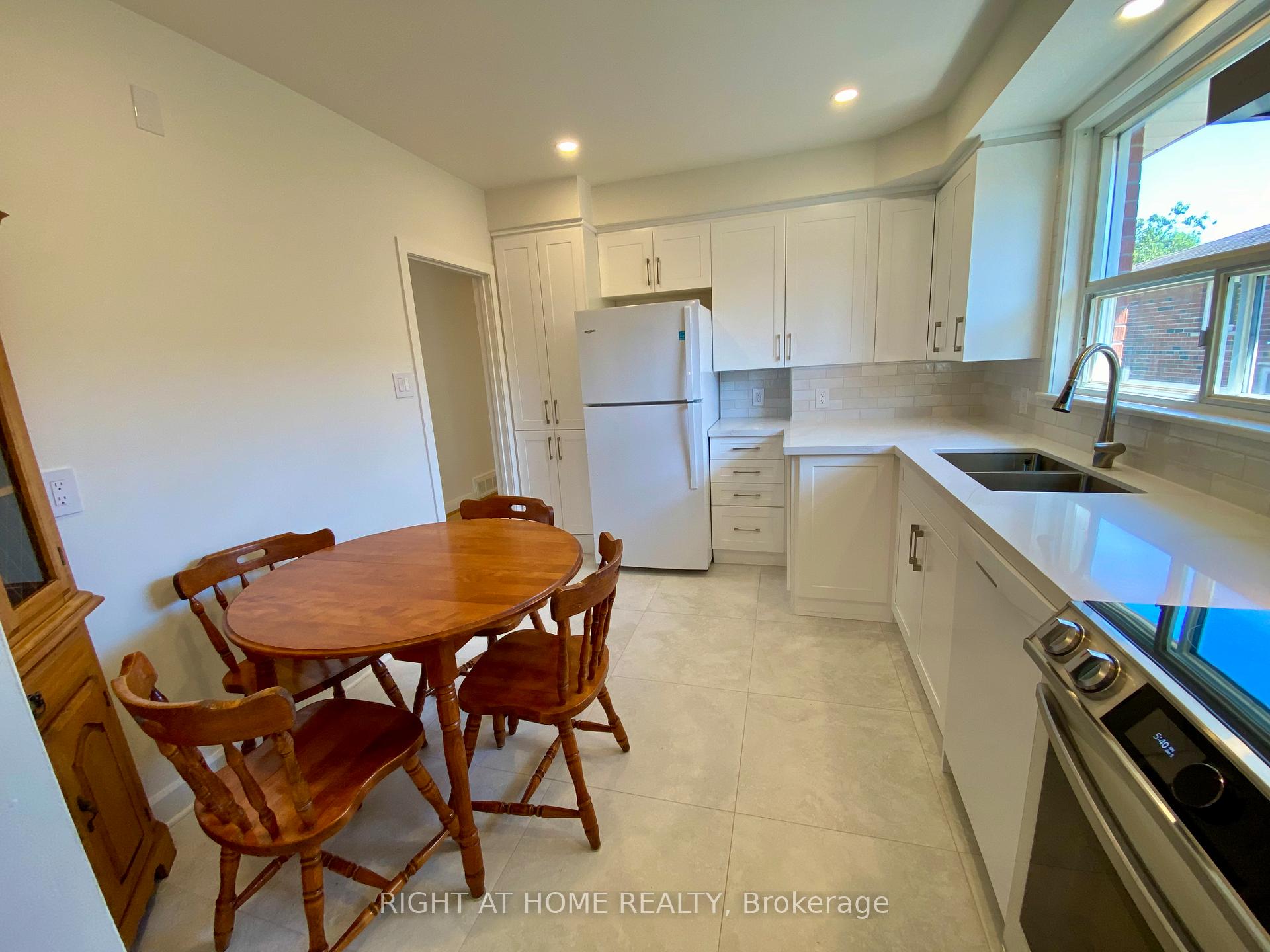 Photo 20 of 37 Gooderham Drive, Scarborough, Wexford-Maryvale — HOMEH