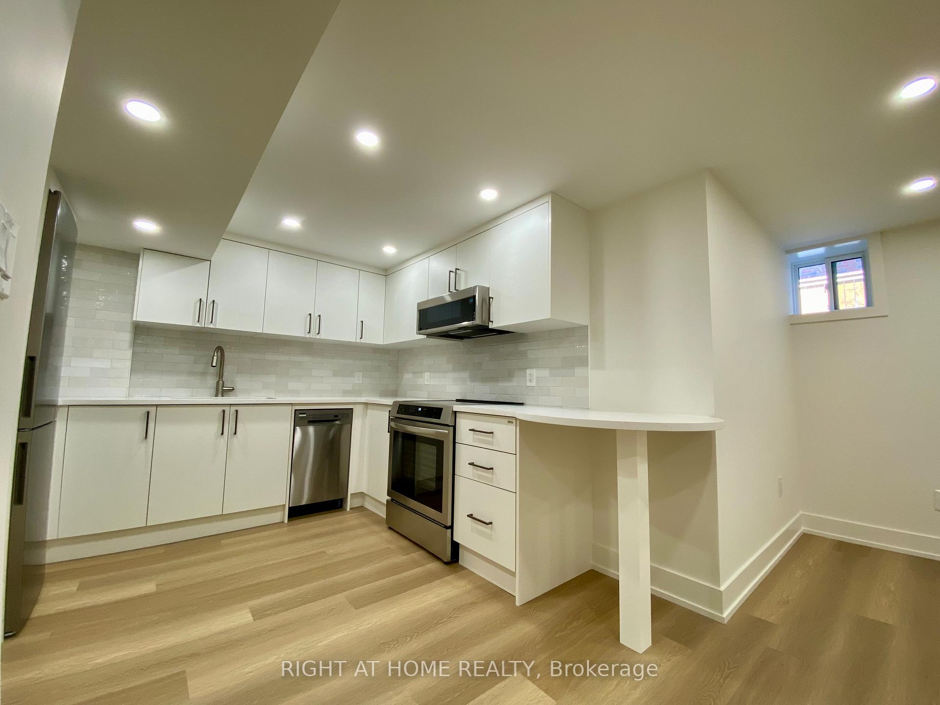 Photo 31 of 37 Gooderham Drive, Scarborough, Wexford-Maryvale — HOMEH