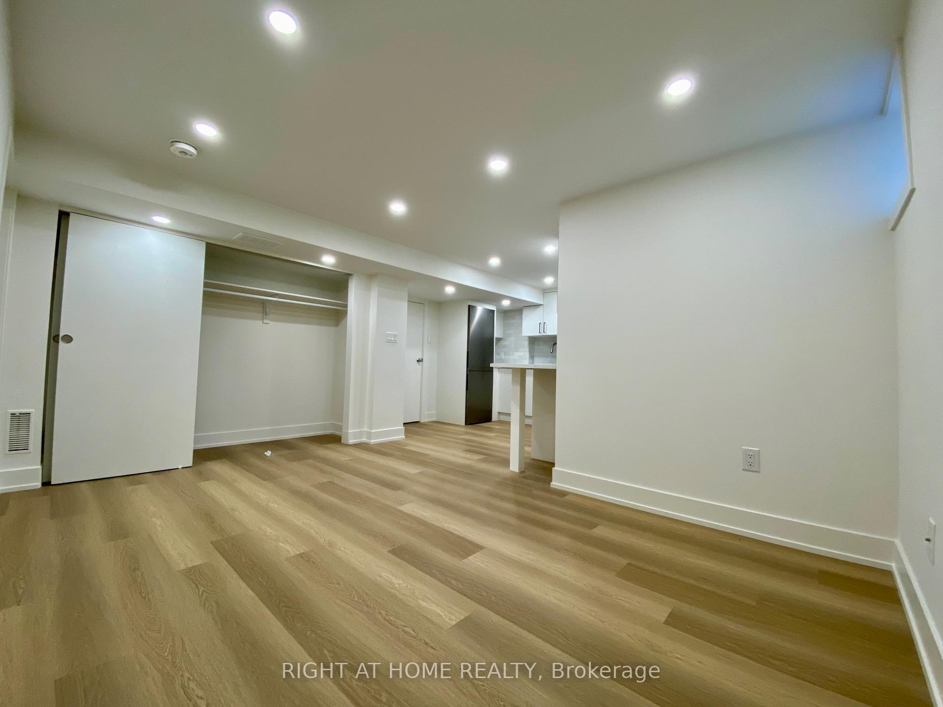 Photo 32 of 37 Gooderham Drive, Scarborough, Wexford-Maryvale — HOMEH