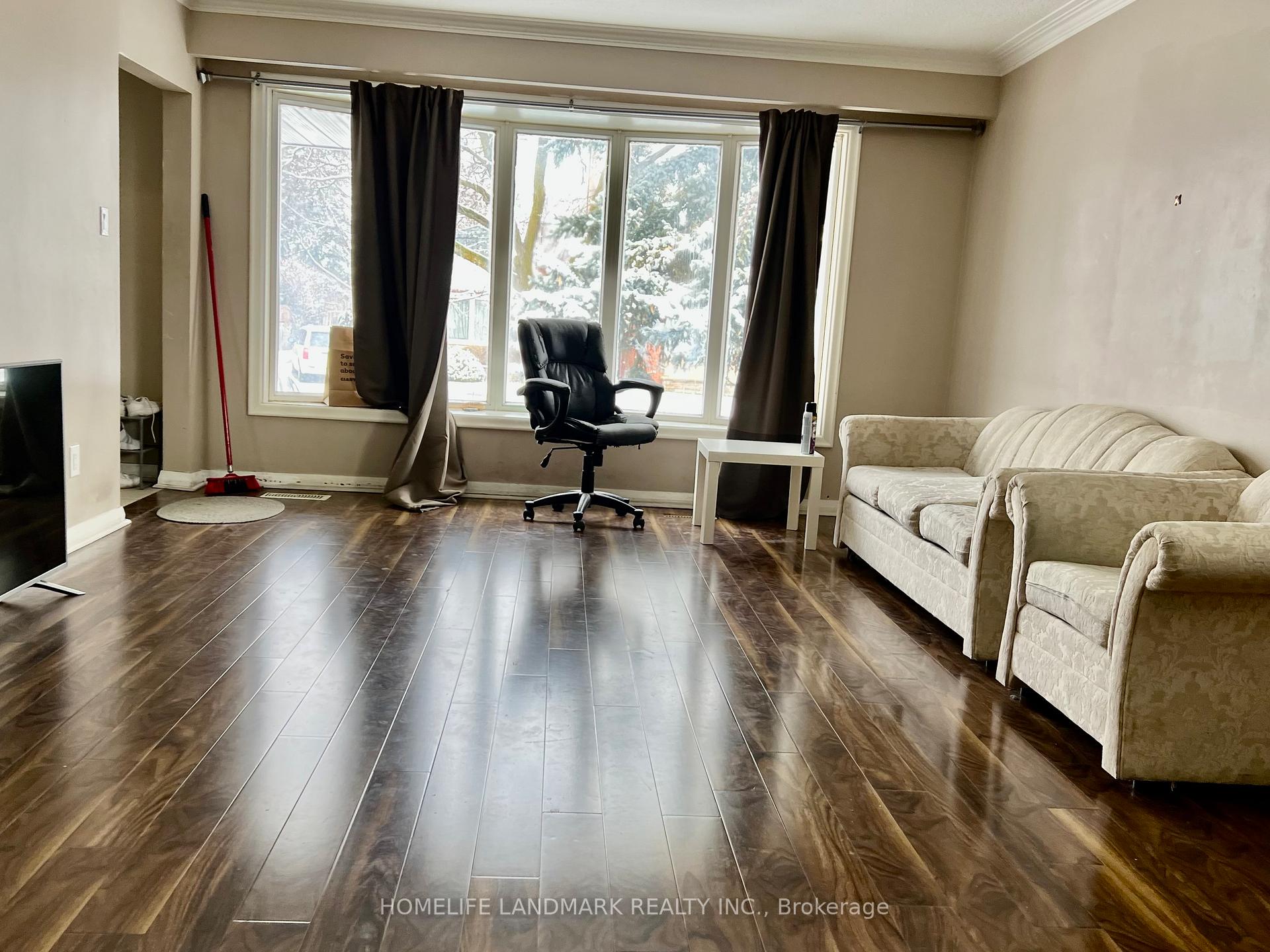 Photo 3 of 51 Malamute Crescent, Scarborough, Tam O'Shanter-Sullivan — HOMEH