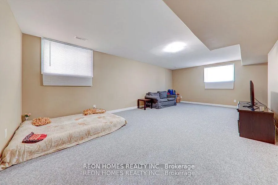 Photo 23 of 42 York Drive, Peterborough, Monaghan Ward 2 — HOMEH