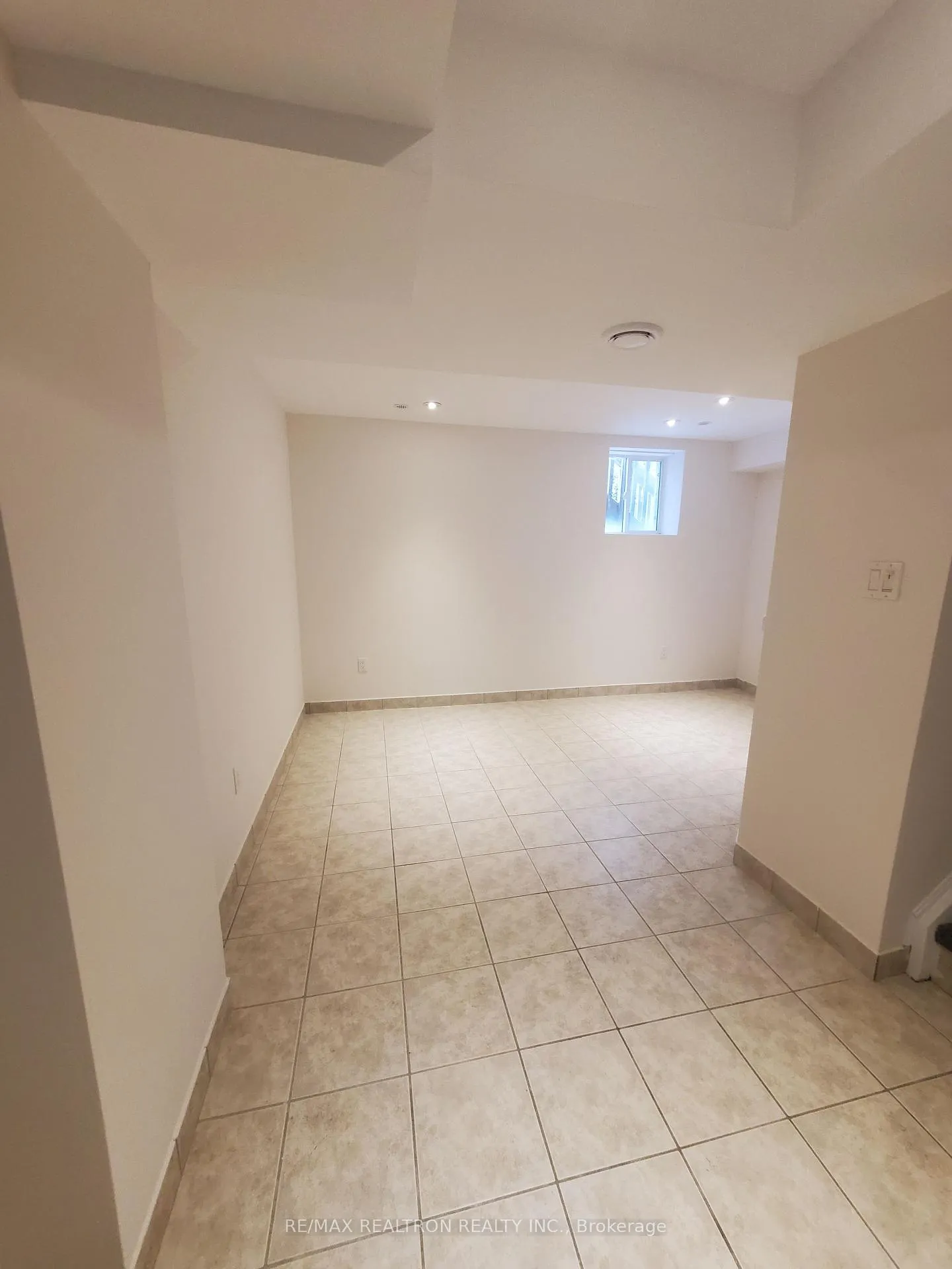 Photo 4 of Unit Bsmnt, 35 Lodgeway Drive, Vaughan, Rural Vaughan — HOMEH