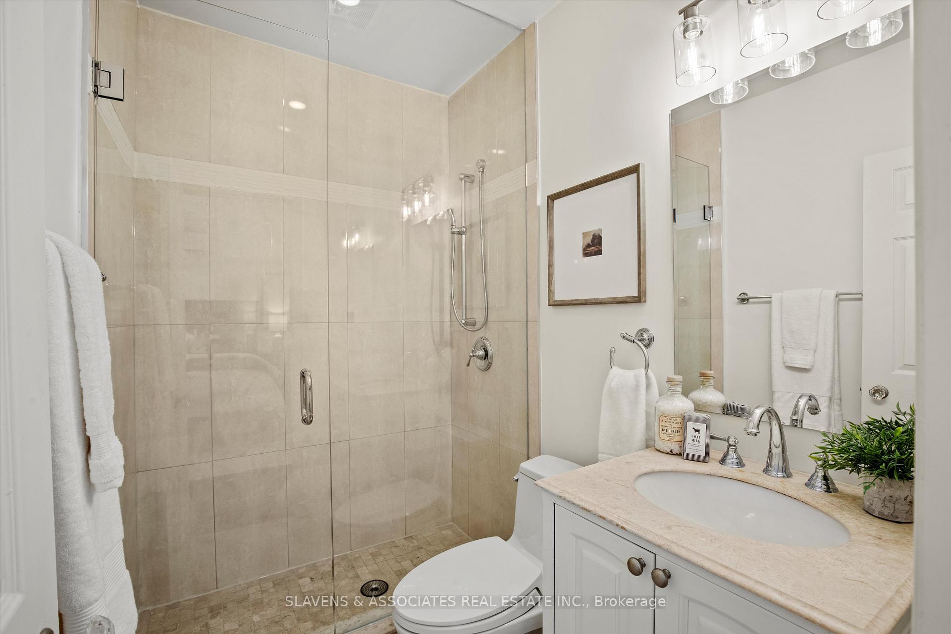 Photo 15 of 151 Lascelles Boulevard, Toronto, Yonge-Eglinton — HOMEH