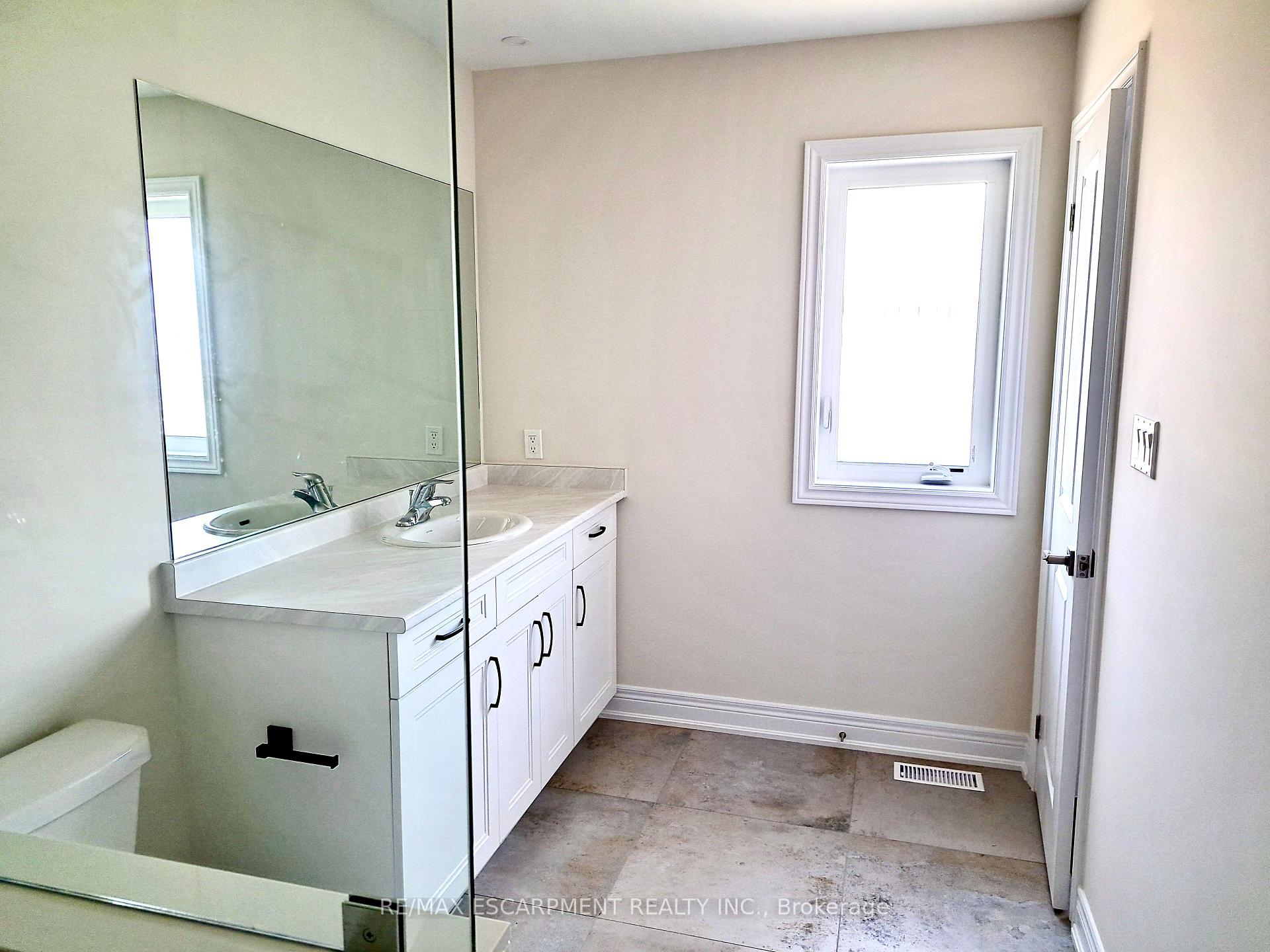 Photo 11 of 6 Harmony Way, Thorold, Rolling Meadows — HOMEH