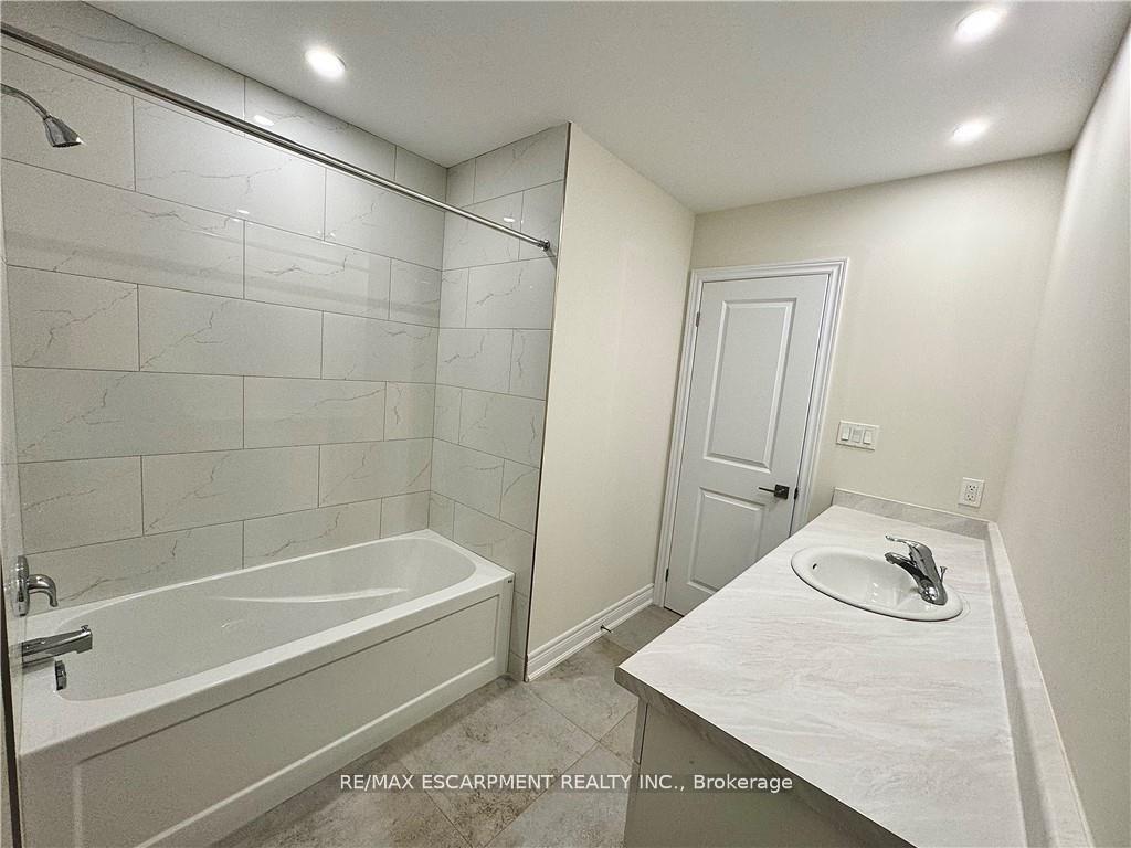 Photo 13 of 6 Harmony Way, Thorold, Rolling Meadows — HOMEH