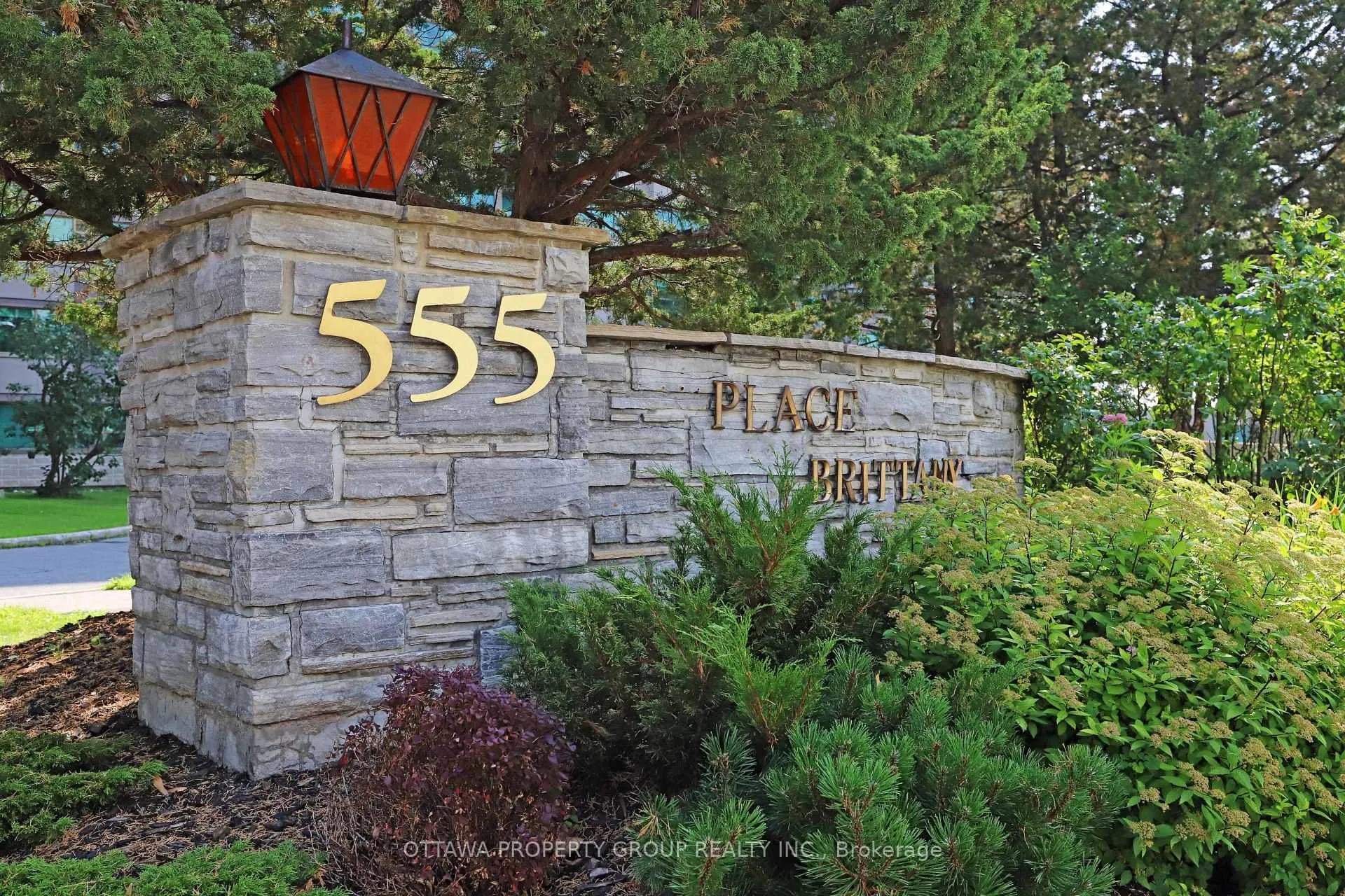 Photo 1 of Unit 416, 555 Brittany Drive, Ottawa, Viscount Alexander Park — HOMEH