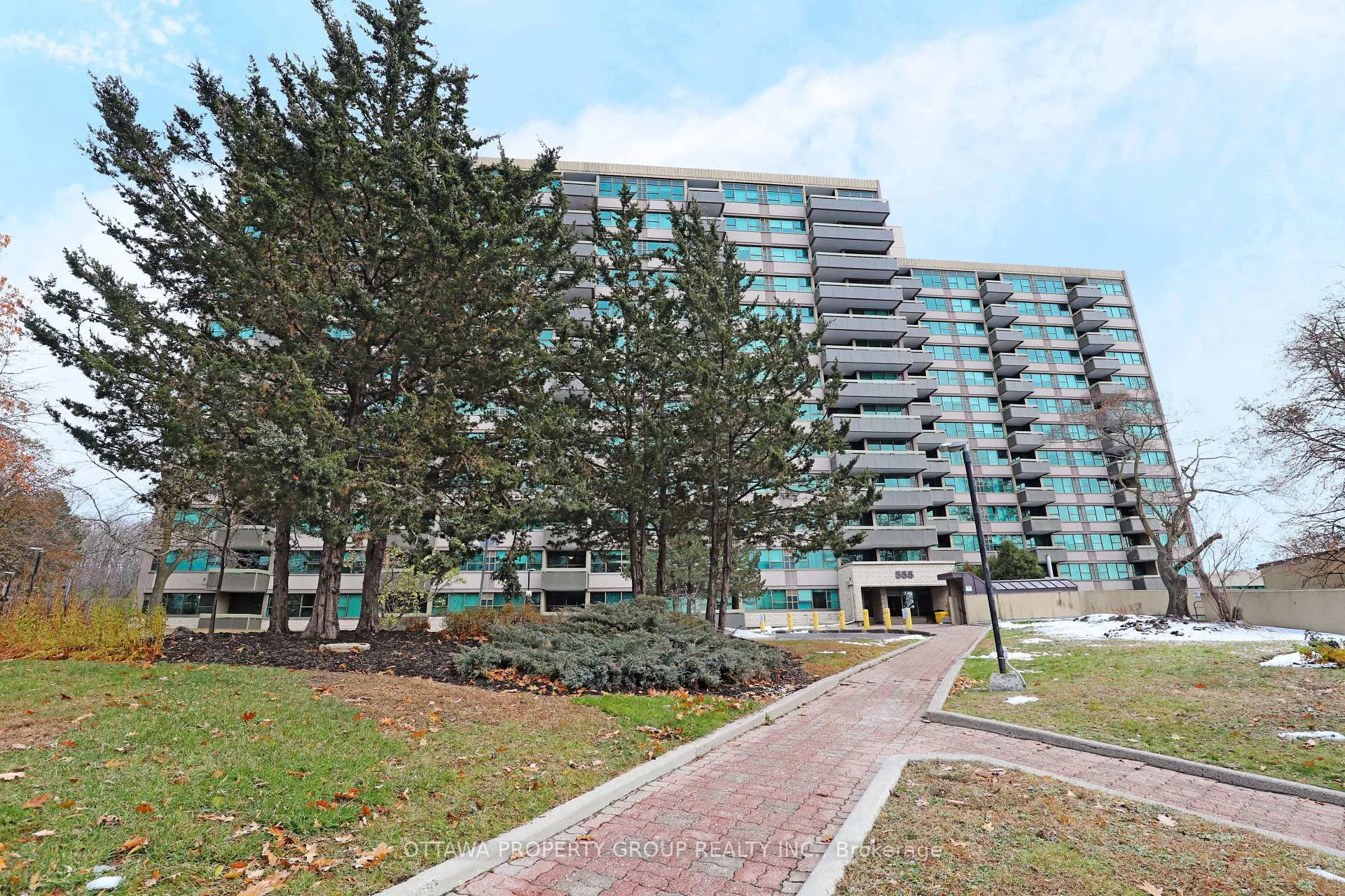 Photo 2 of Unit 416, 555 Brittany Drive, Ottawa, Viscount Alexander Park — HOMEH