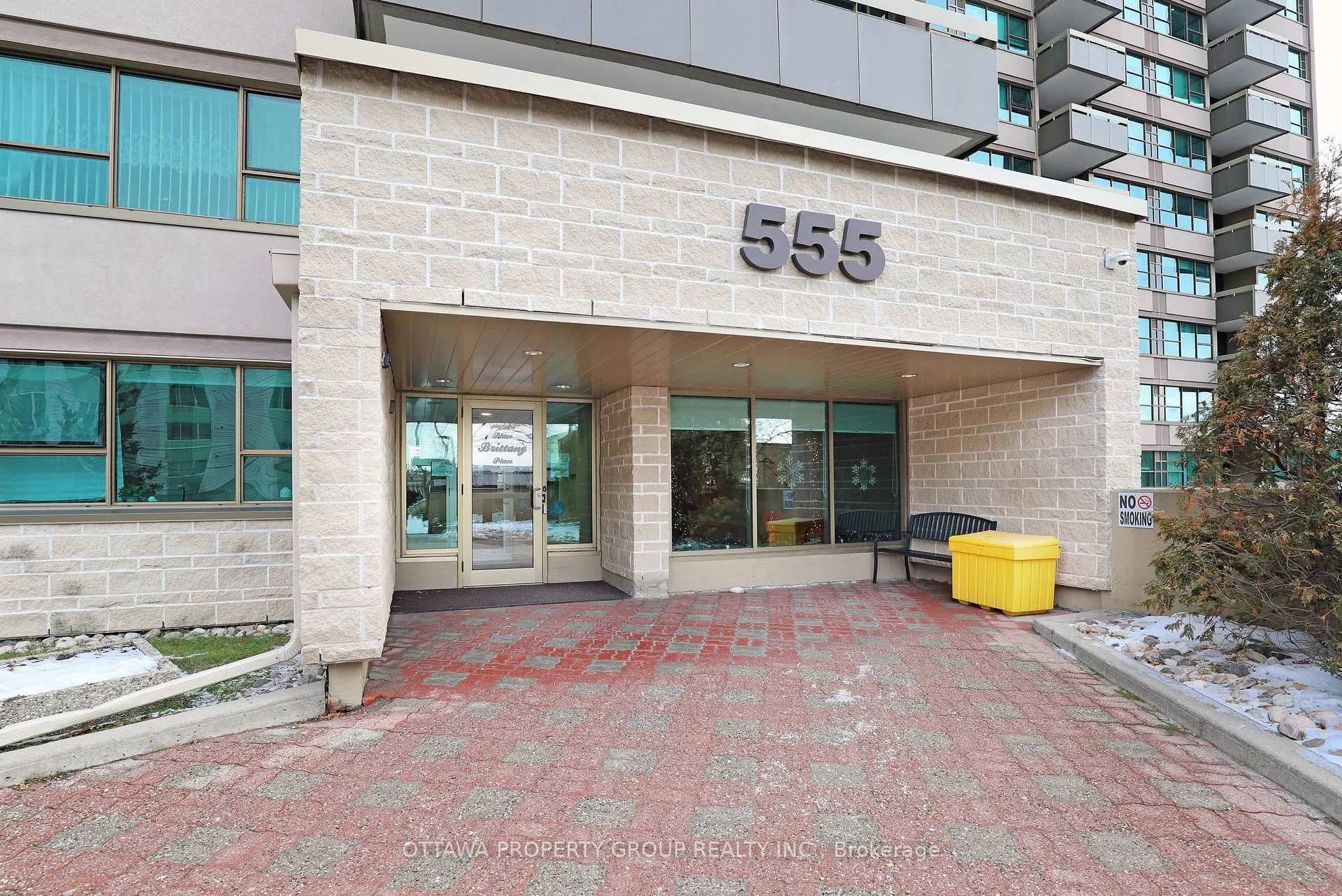 Photo 3 of Unit 416, 555 Brittany Drive, Ottawa, Viscount Alexander Park — HOMEH