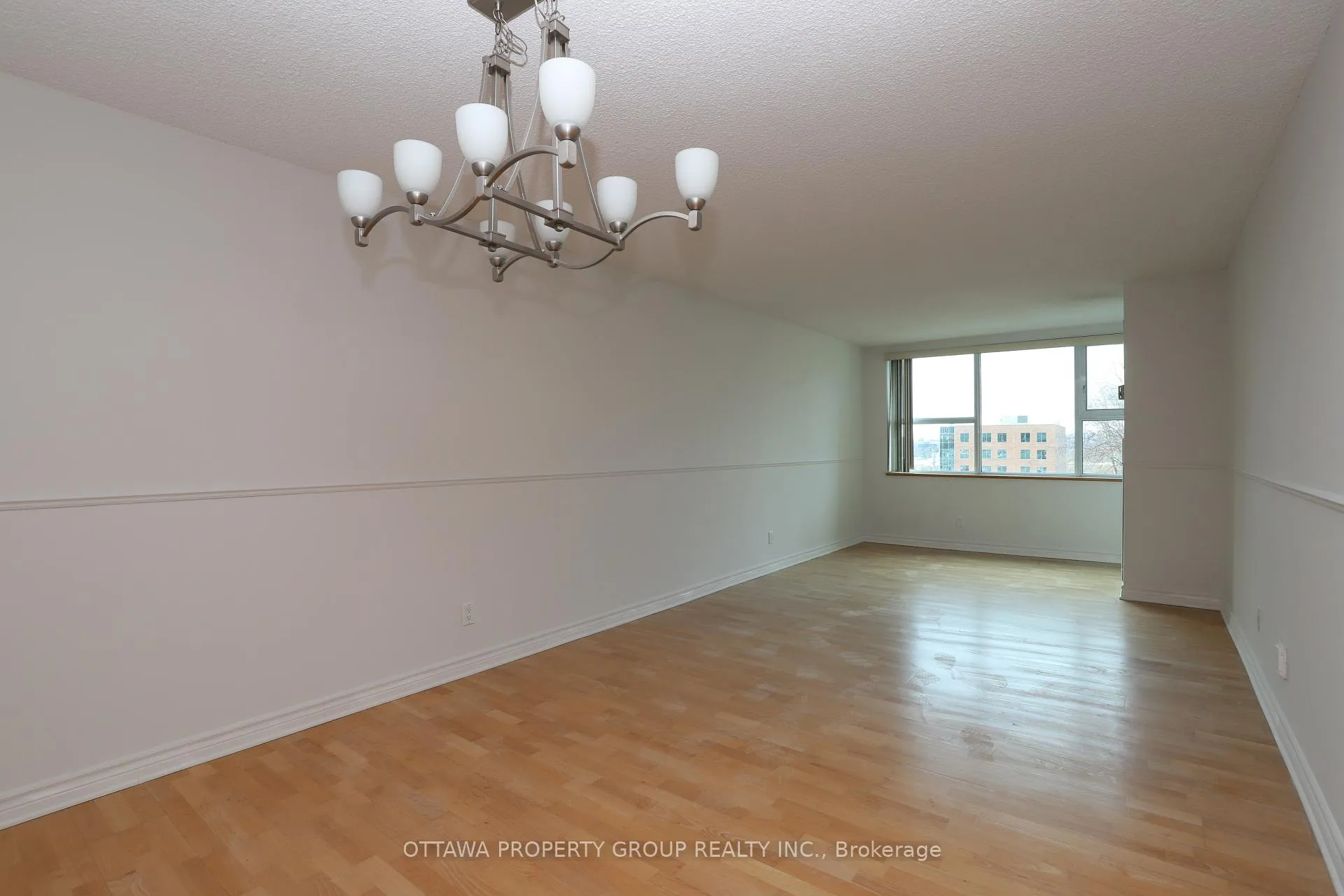 Photo 4 of Unit 416, 555 Brittany Drive, Ottawa, Viscount Alexander Park — HOMEH