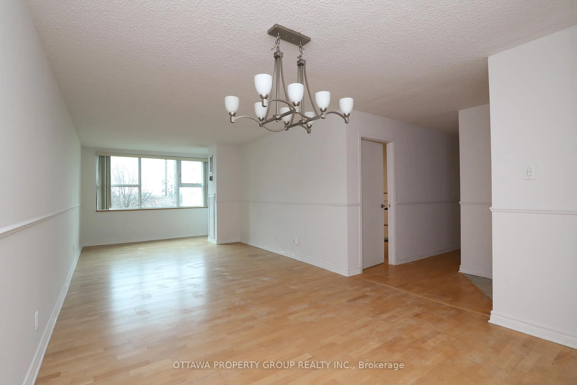 Photo 5 of Unit 416, 555 Brittany Drive, Ottawa, Viscount Alexander Park — HOMEH