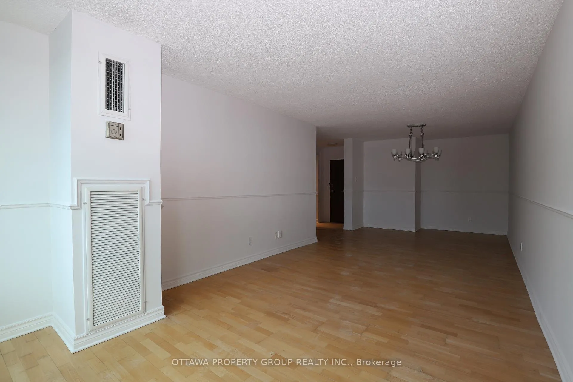 Photo 6 of Unit 416, 555 Brittany Drive, Ottawa, Viscount Alexander Park — HOMEH