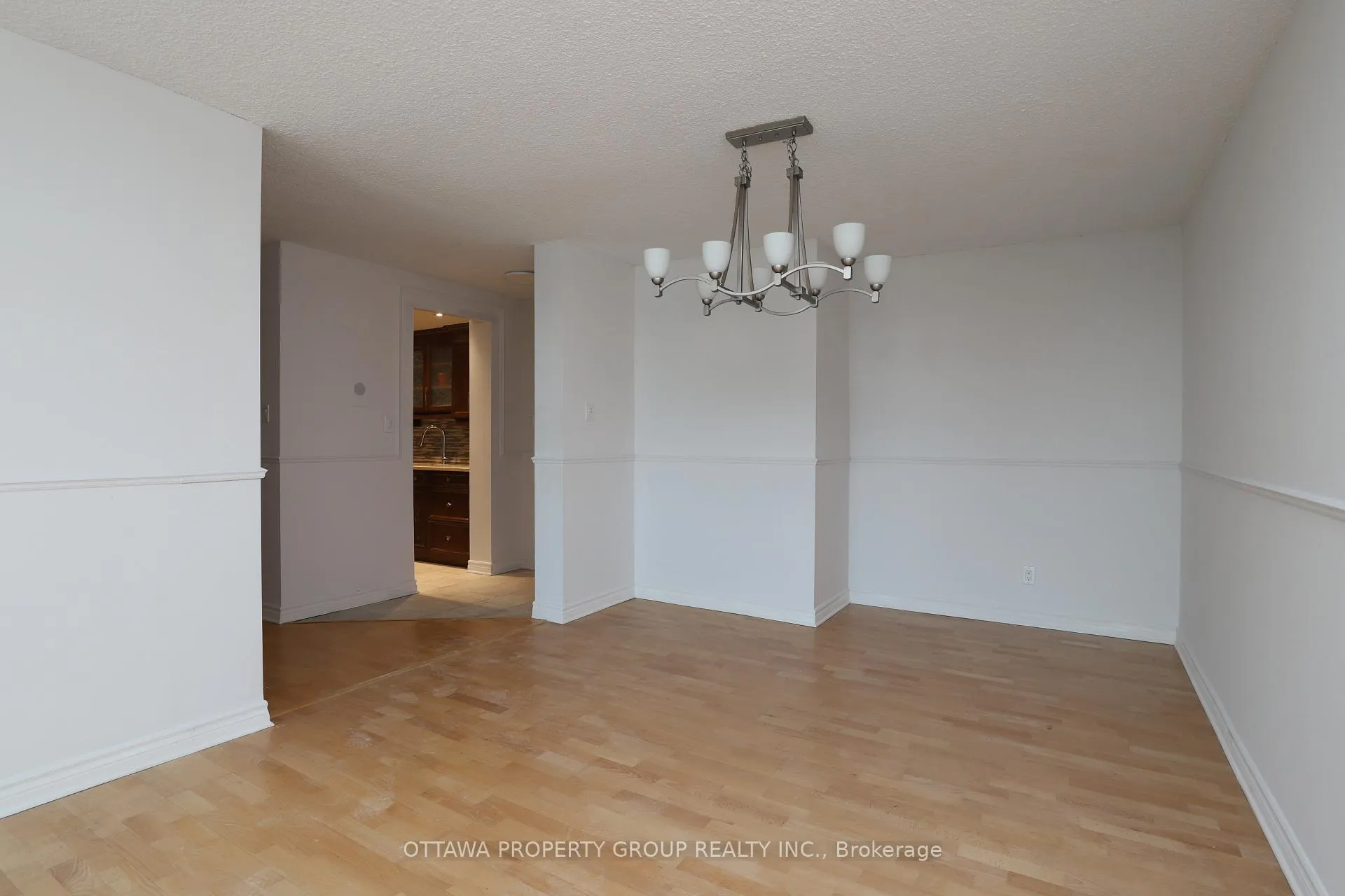 Photo 7 of Unit 416, 555 Brittany Drive, Ottawa, Viscount Alexander Park — HOMEH