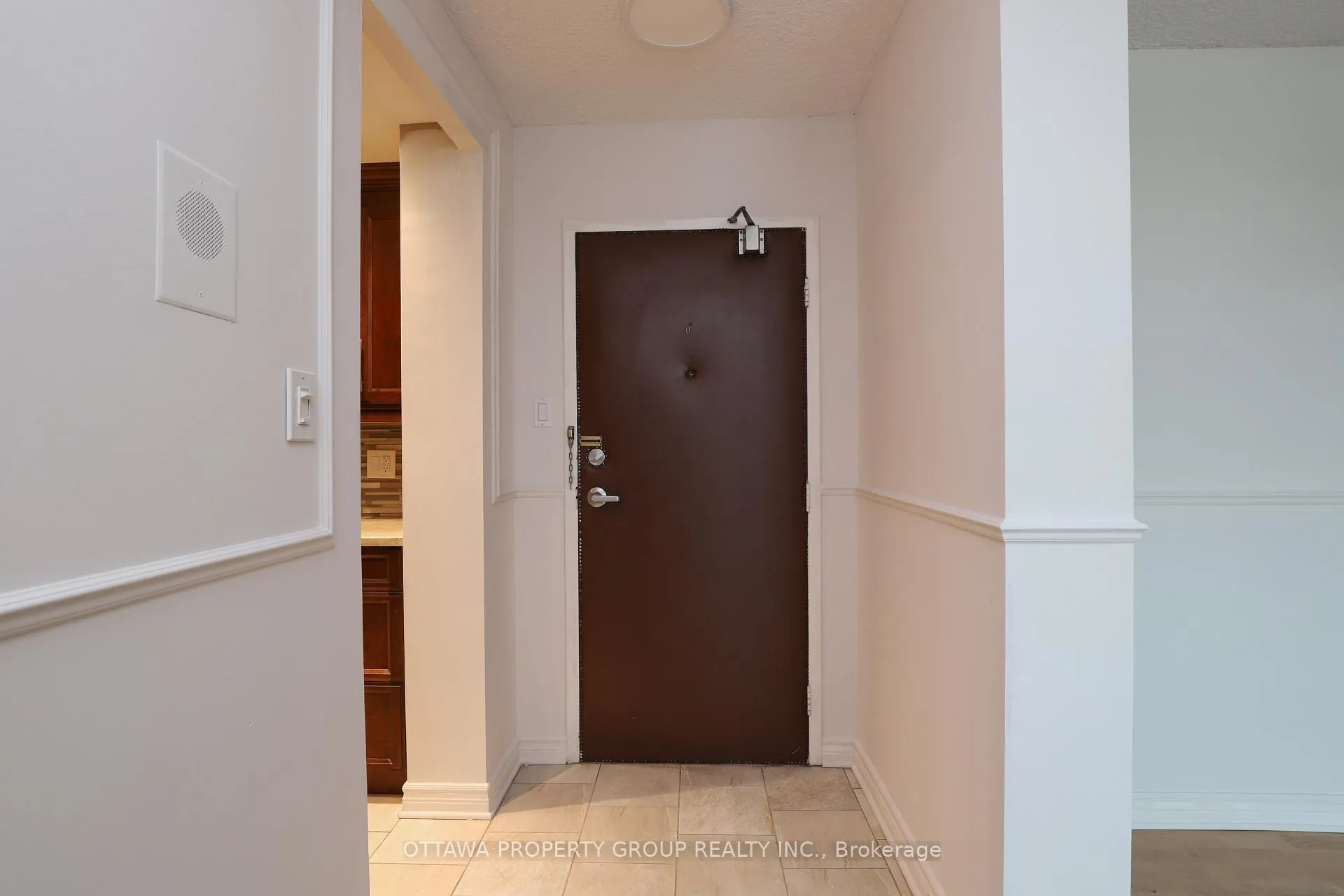 Photo 8 of Unit 416, 555 Brittany Drive, Ottawa, Viscount Alexander Park — HOMEH