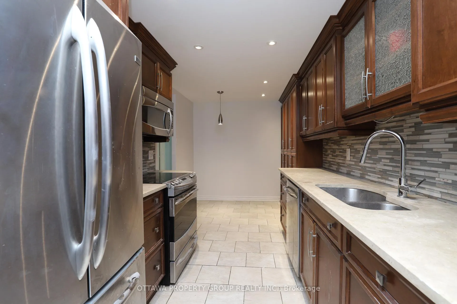 Photo 9 of Unit 416, 555 Brittany Drive, Ottawa, Viscount Alexander Park — HOMEH