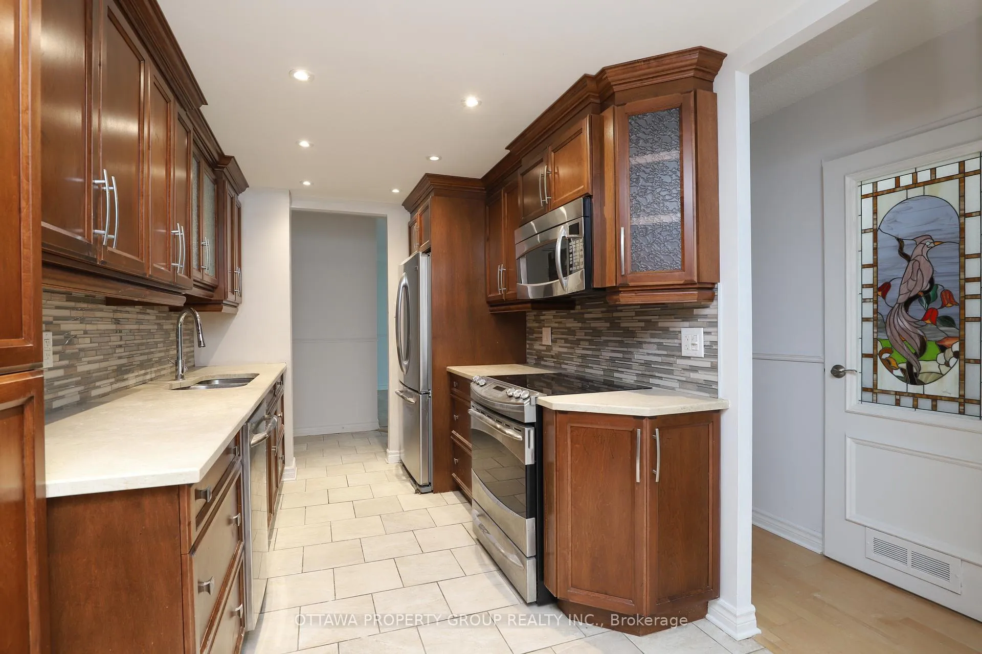 Photo 10 of Unit 416, 555 Brittany Drive, Ottawa, Viscount Alexander Park — HOMEH