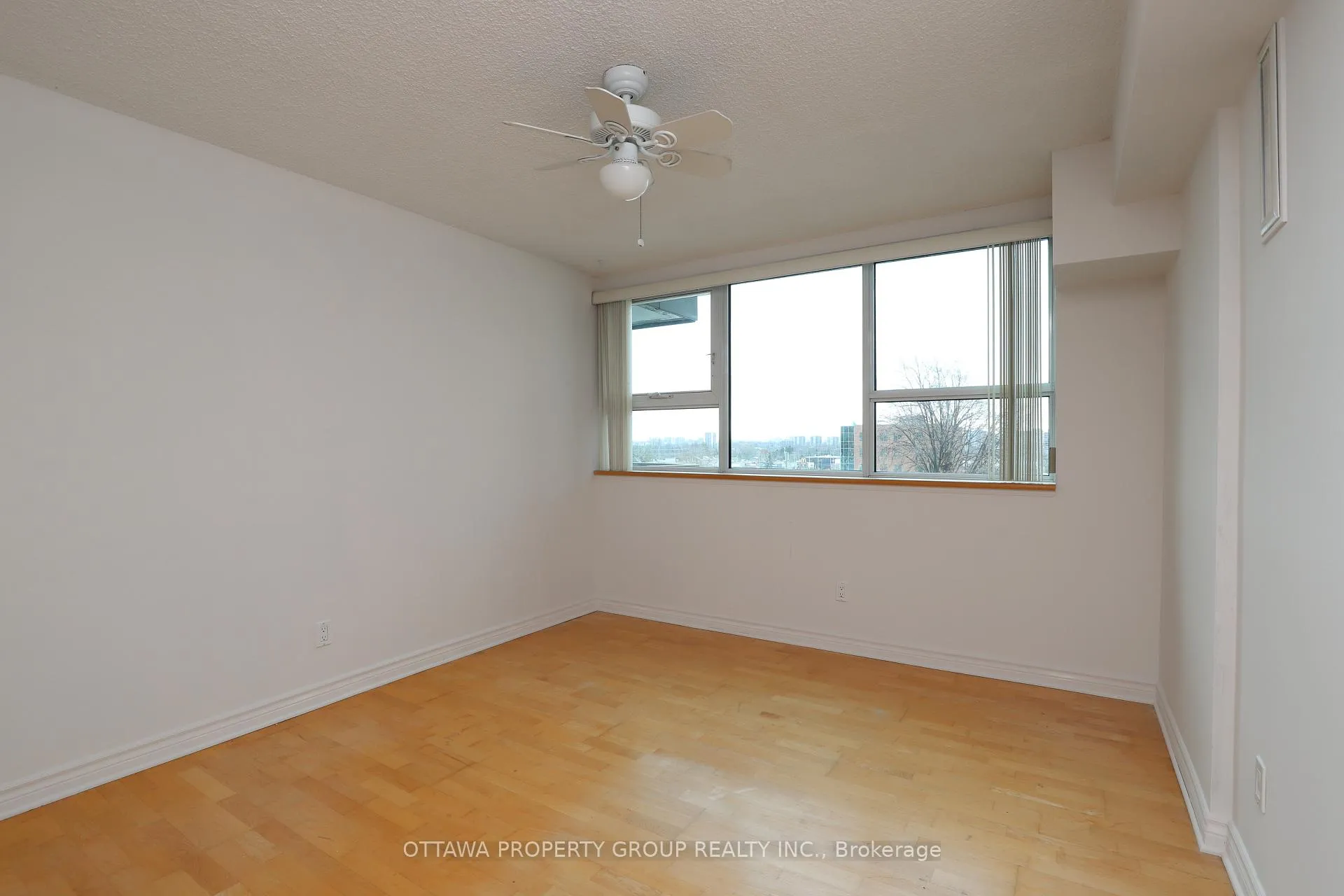 Photo 11 of Unit 416, 555 Brittany Drive, Ottawa, Viscount Alexander Park — HOMEH