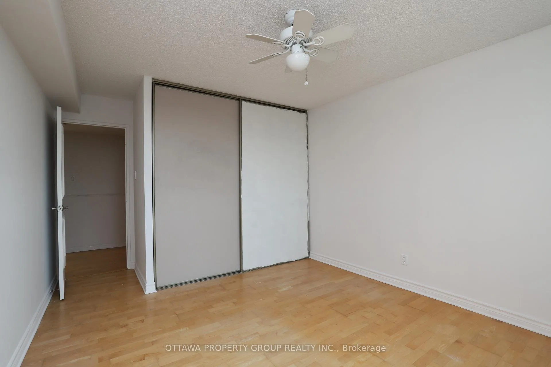 Photo 12 of Unit 416, 555 Brittany Drive, Ottawa, Viscount Alexander Park — HOMEH