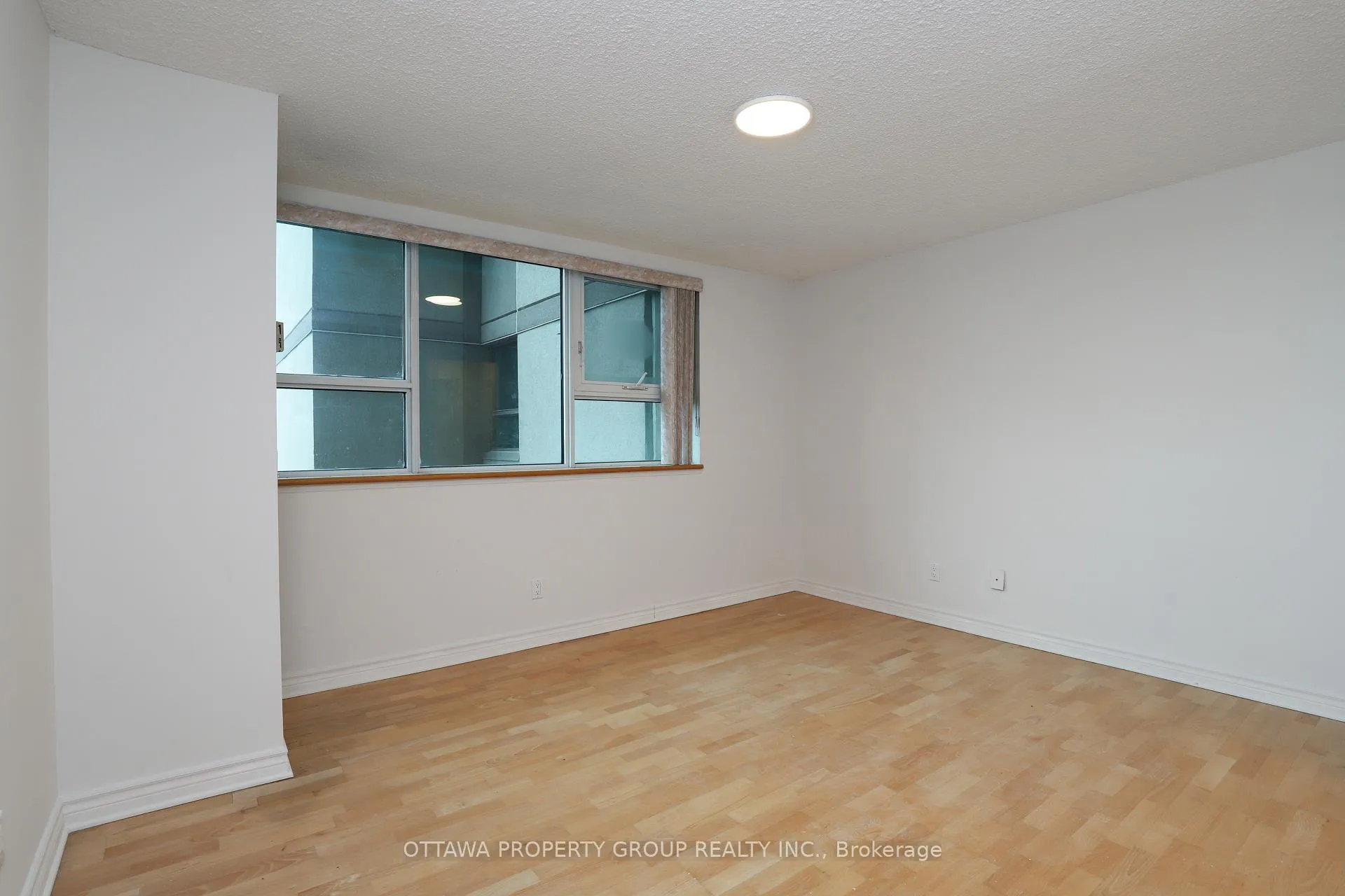 Photo 14 of Unit 416, 555 Brittany Drive, Ottawa, Viscount Alexander Park — HOMEH
