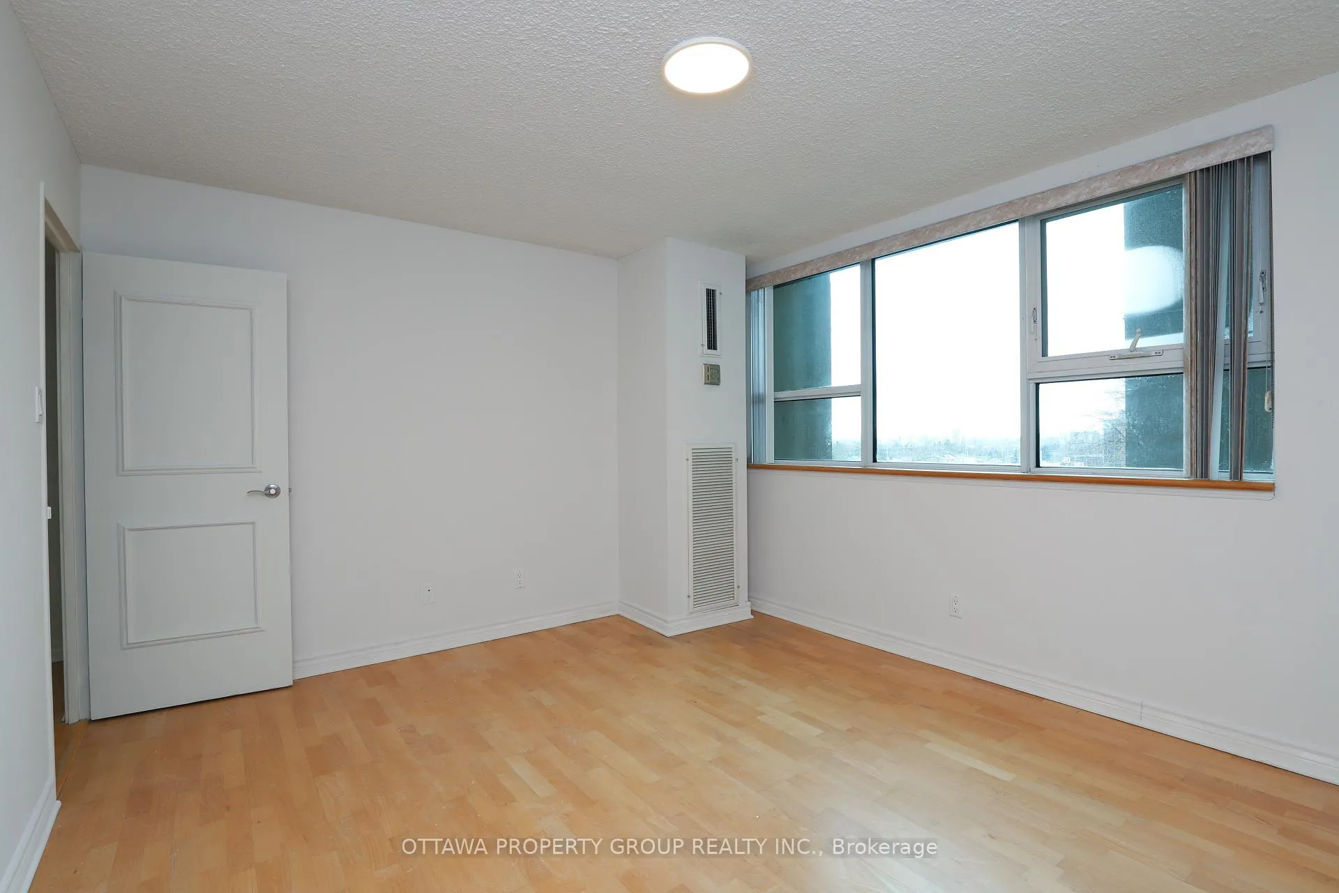 Photo 15 of Unit 416, 555 Brittany Drive, Ottawa, Viscount Alexander Park — HOMEH
