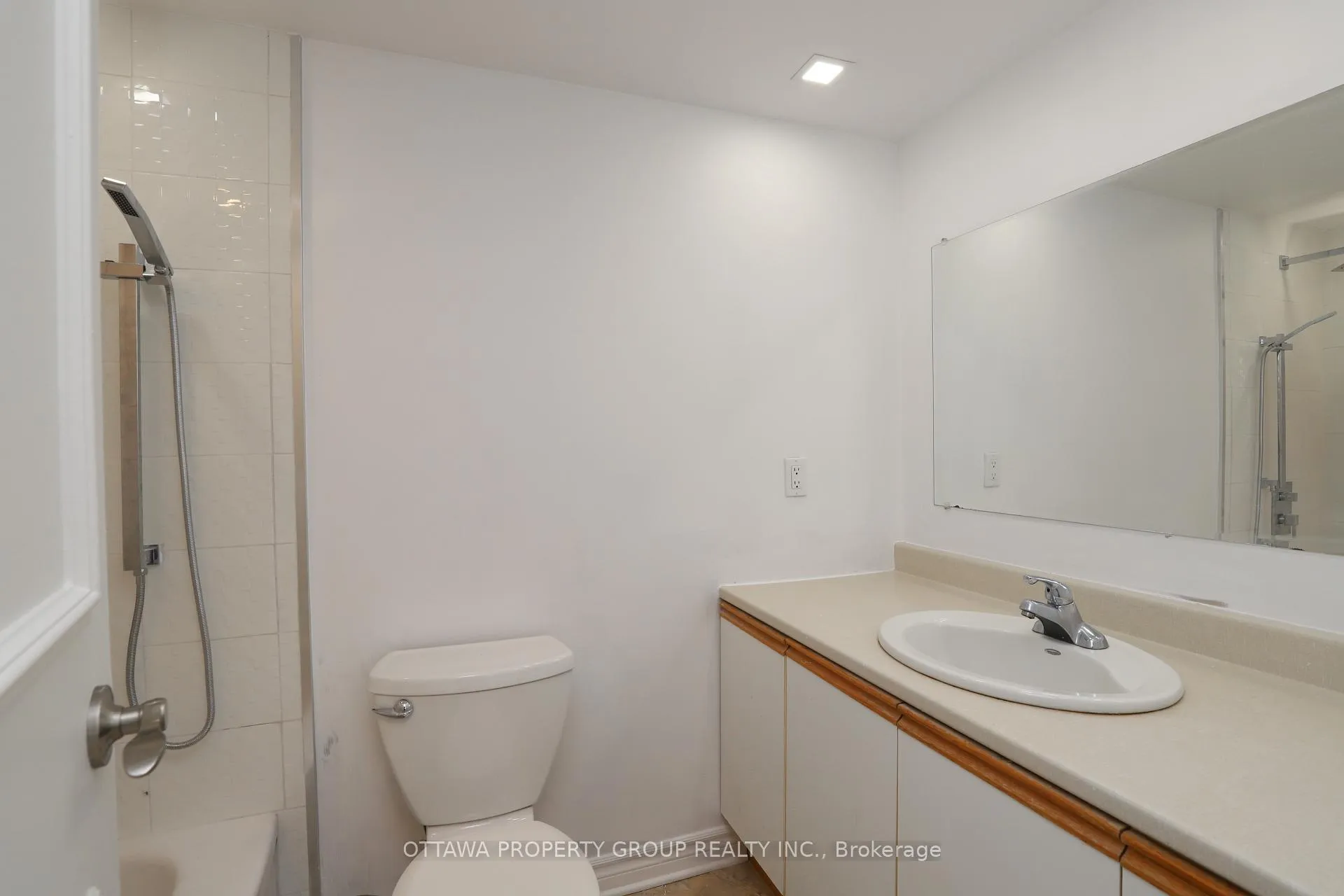 Photo 16 of Unit 416, 555 Brittany Drive, Ottawa, Viscount Alexander Park — HOMEH