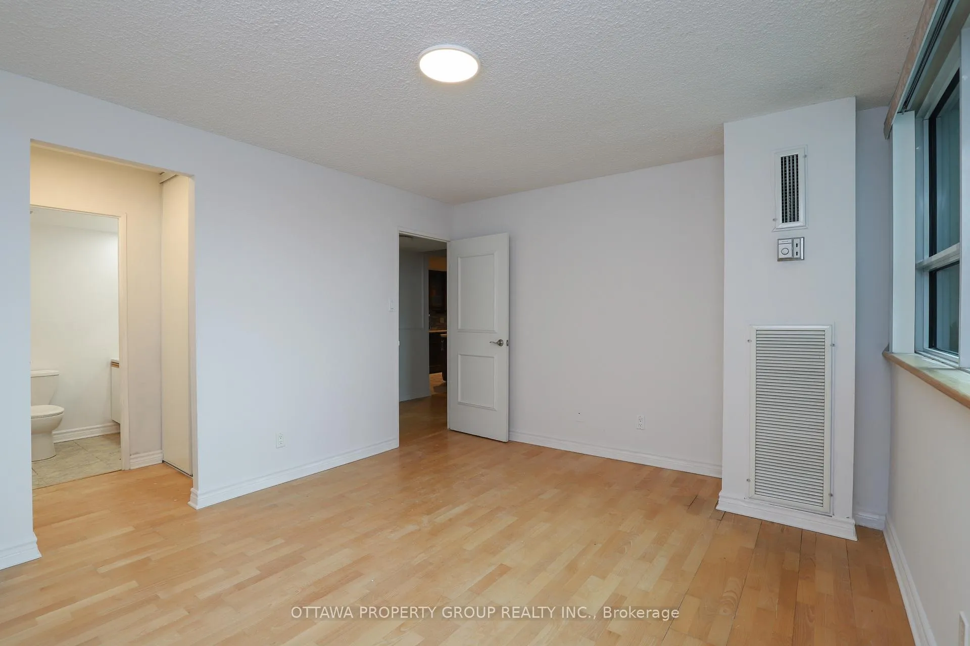 Photo 17 of Unit 416, 555 Brittany Drive, Ottawa, Viscount Alexander Park — HOMEH