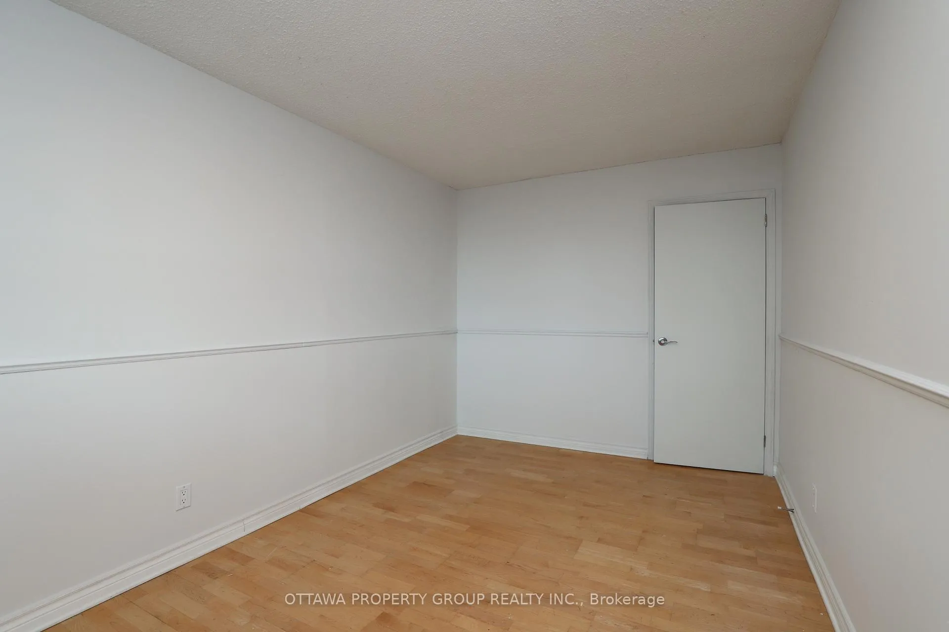 Photo 19 of Unit 416, 555 Brittany Drive, Ottawa, Viscount Alexander Park — HOMEH