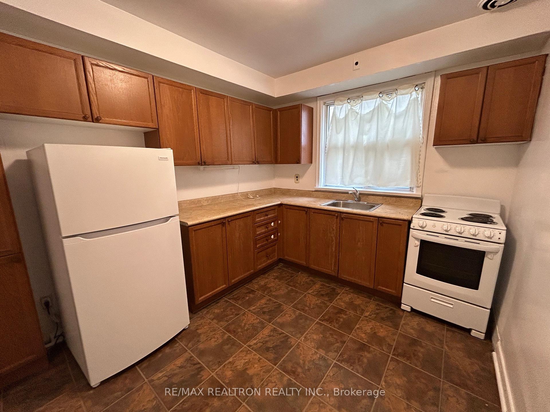 Photo 6 of Unit Unit 1, 20 Meadowbrook Road, Toronto, Englemount-Lawrence — HOMEH